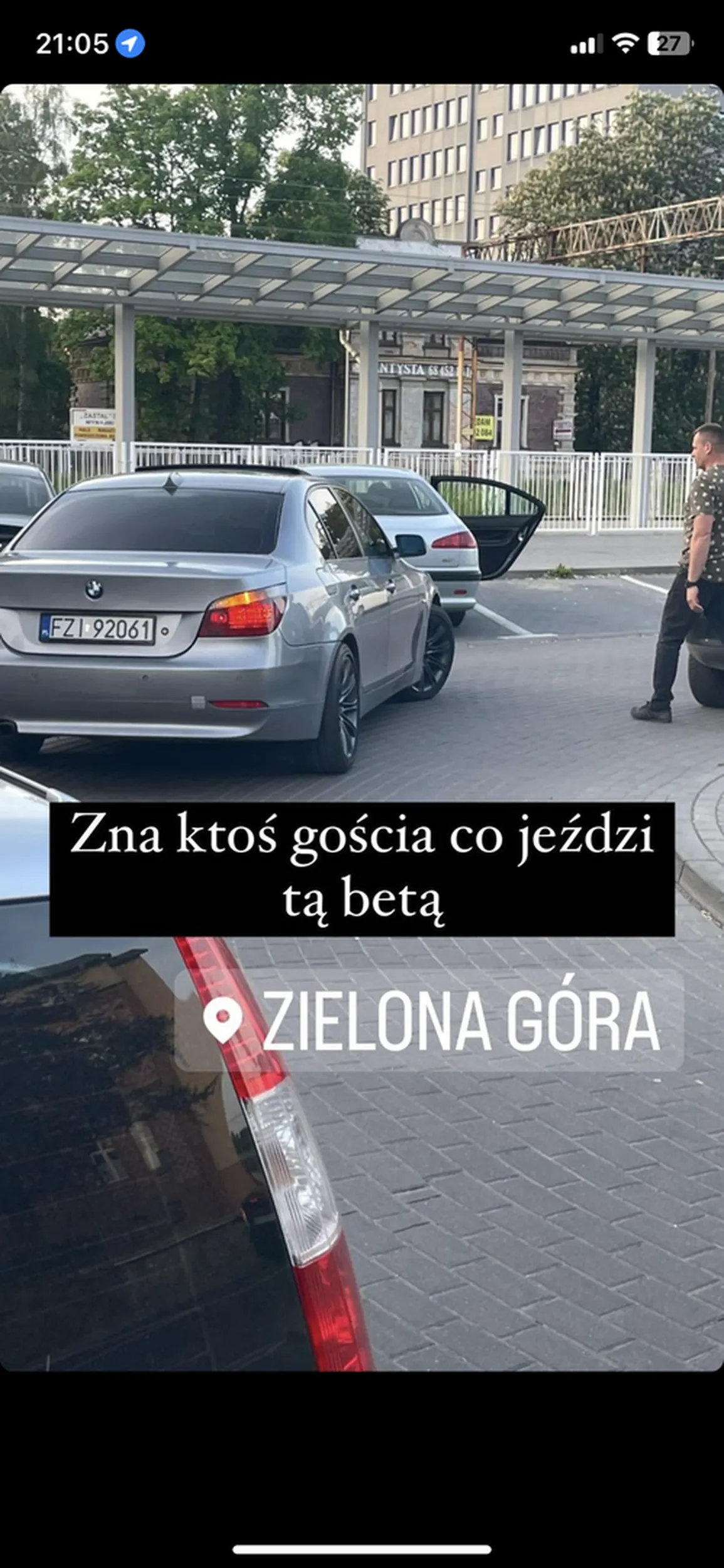 Psychol, gdyby nie szybka reakcja wjechałby w auto rozpędzony. Zabrać prawo jazdy najlepiej