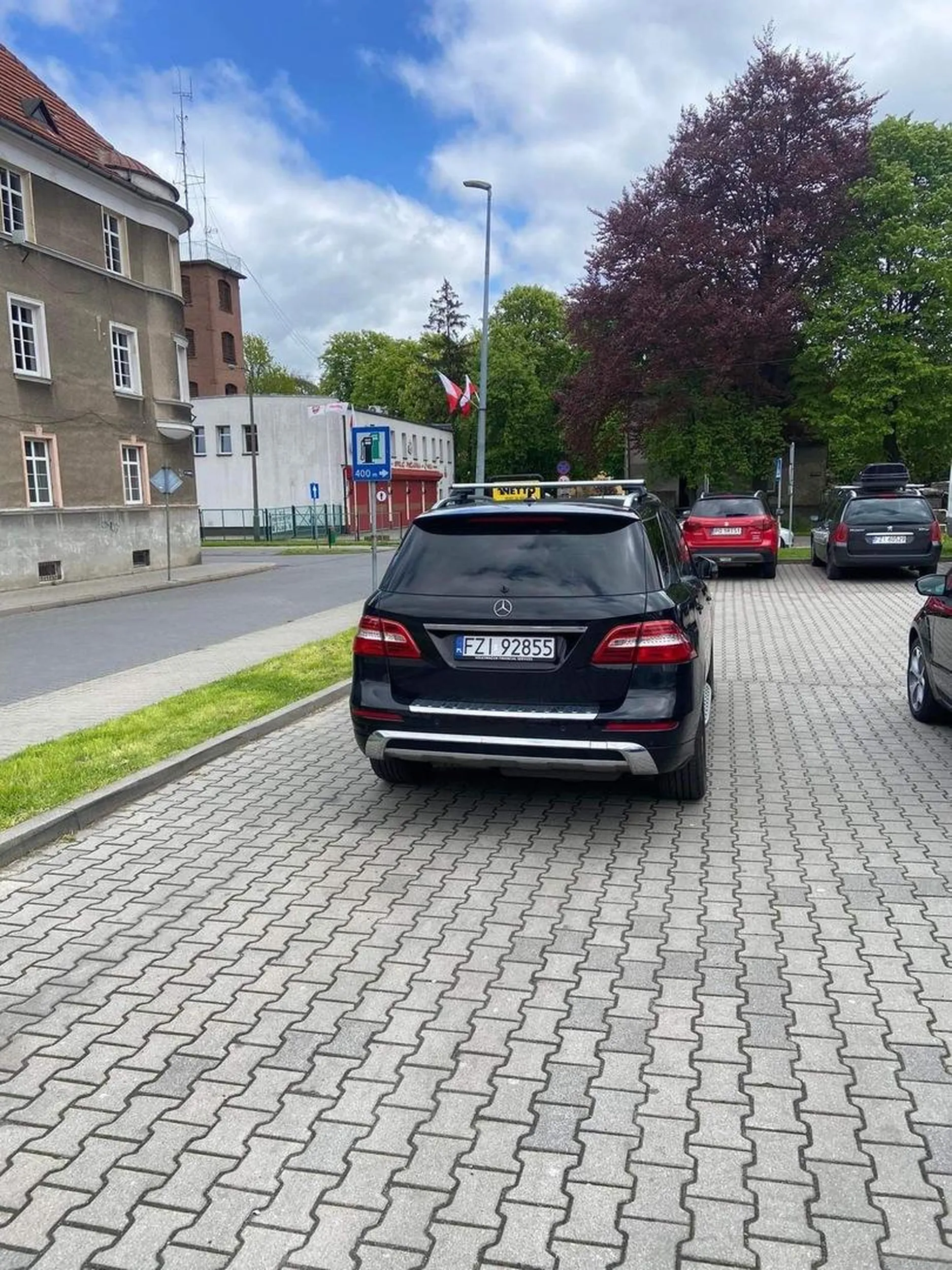 Kierowca nie umiejący parkować. Zastawił jedyna drogę wyjazdowa z parkingu pełnego aut