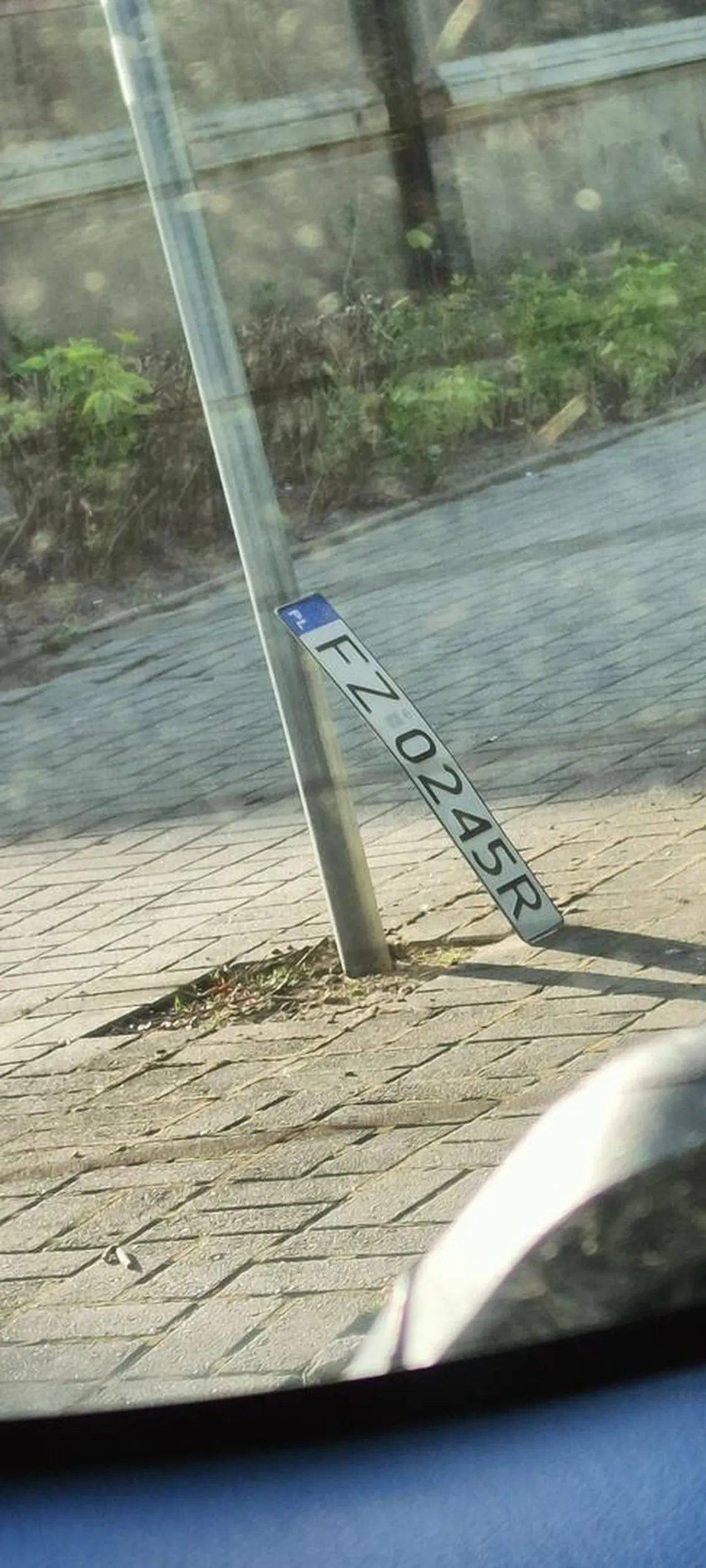 Bardzo miły pan lecz chyba zapomniał rejestracji leży koło znaku proszę o zabranie