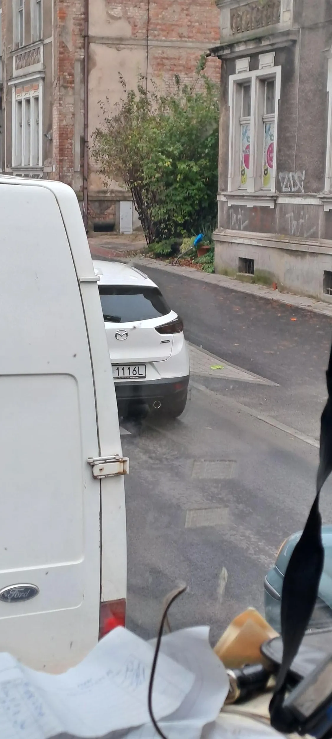 Chyba jakaś naćpana baba trąbi i macha na innych w koło