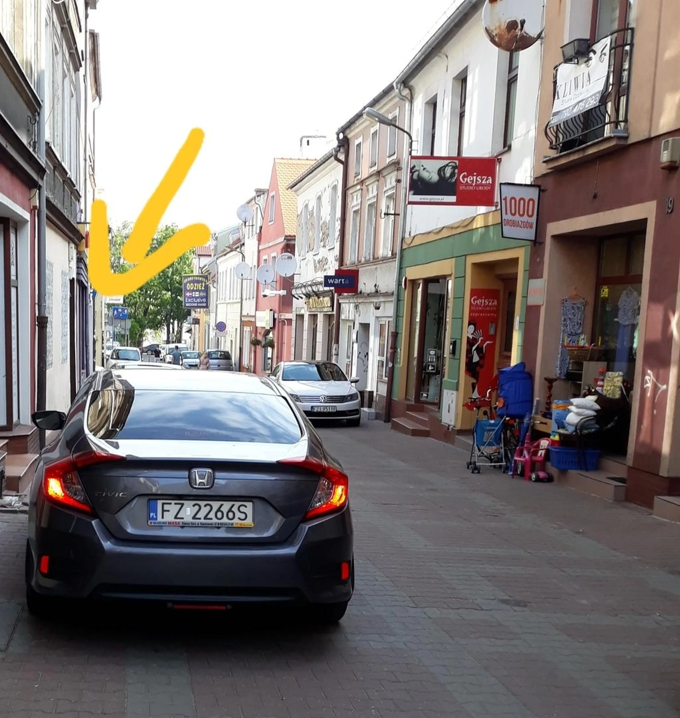 Karakanie, wiesz co oznacza znak Strefa Zamieszkania? Prawie mnie rano potrąciłeś tak zapie...ąc po deptaku. To że brakuje ci wzrostu nie oznacza że możesz mieć też braki w półkuli. Żadnego z nich nie nadrobisz autem, bo to żadne cudo.