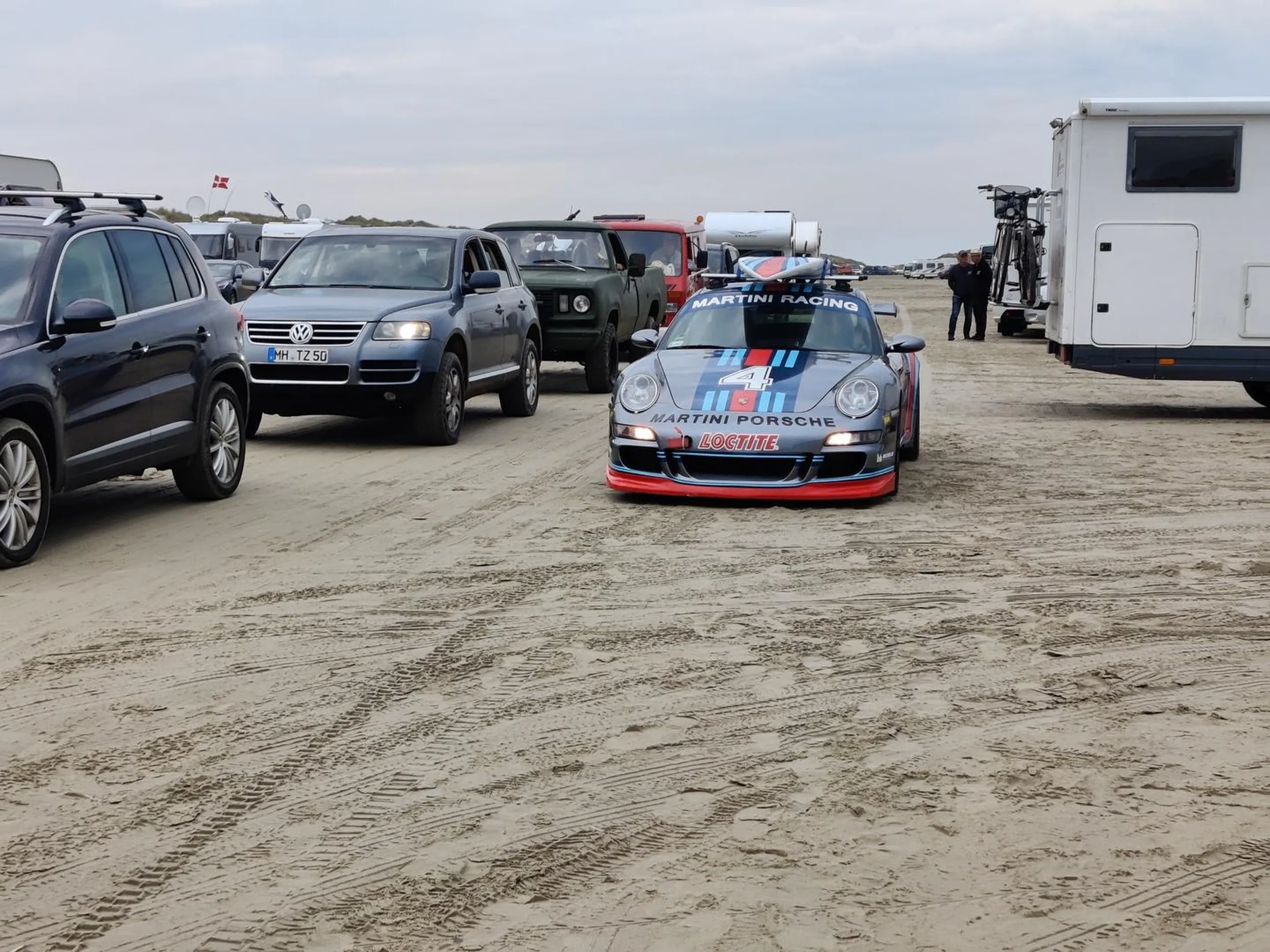 Burak za granicą... Miejsce: Rømø Motor Festival w Danii. Każdy czeka w kolejce do wyjazdu, która idzie płynnie choć powoli. Ale jak zwykle "Polaczek" musi być lepszy, on z plebsem nie będzie czekał.