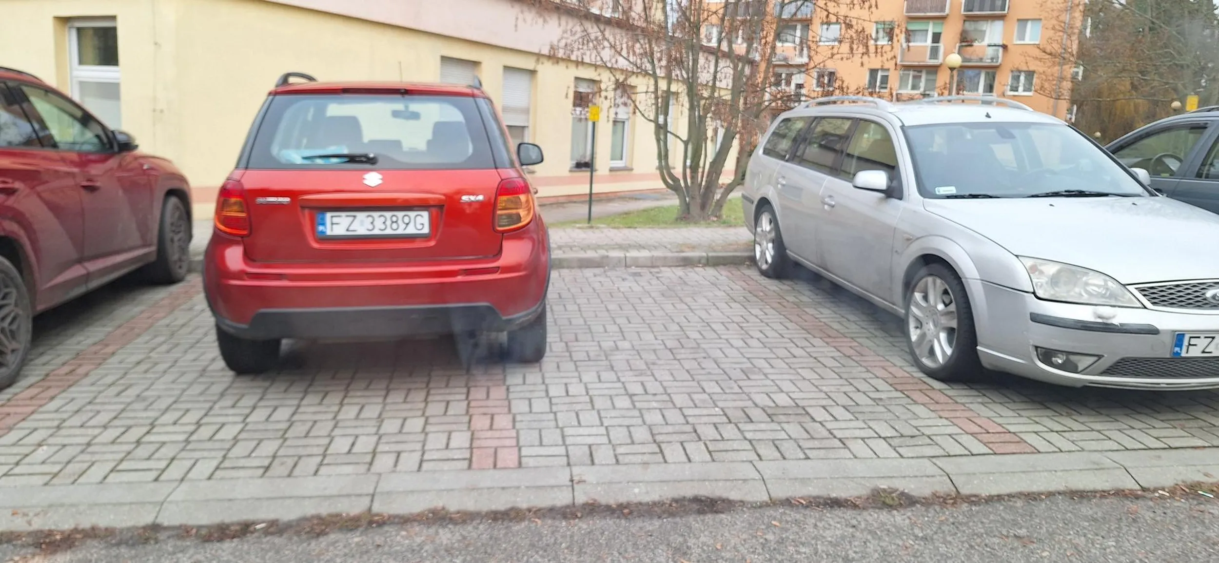 Małe parkingi, szczegolnie pod przychodniami naprawdę wymagają precyzji w parkowaniu ...