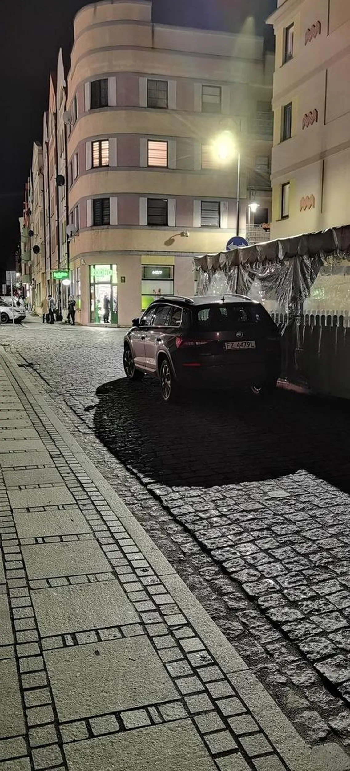 Parkowanie pierwsza klasa oczywiście pojazdy aby ominąć muszą wjechać na chodnik.