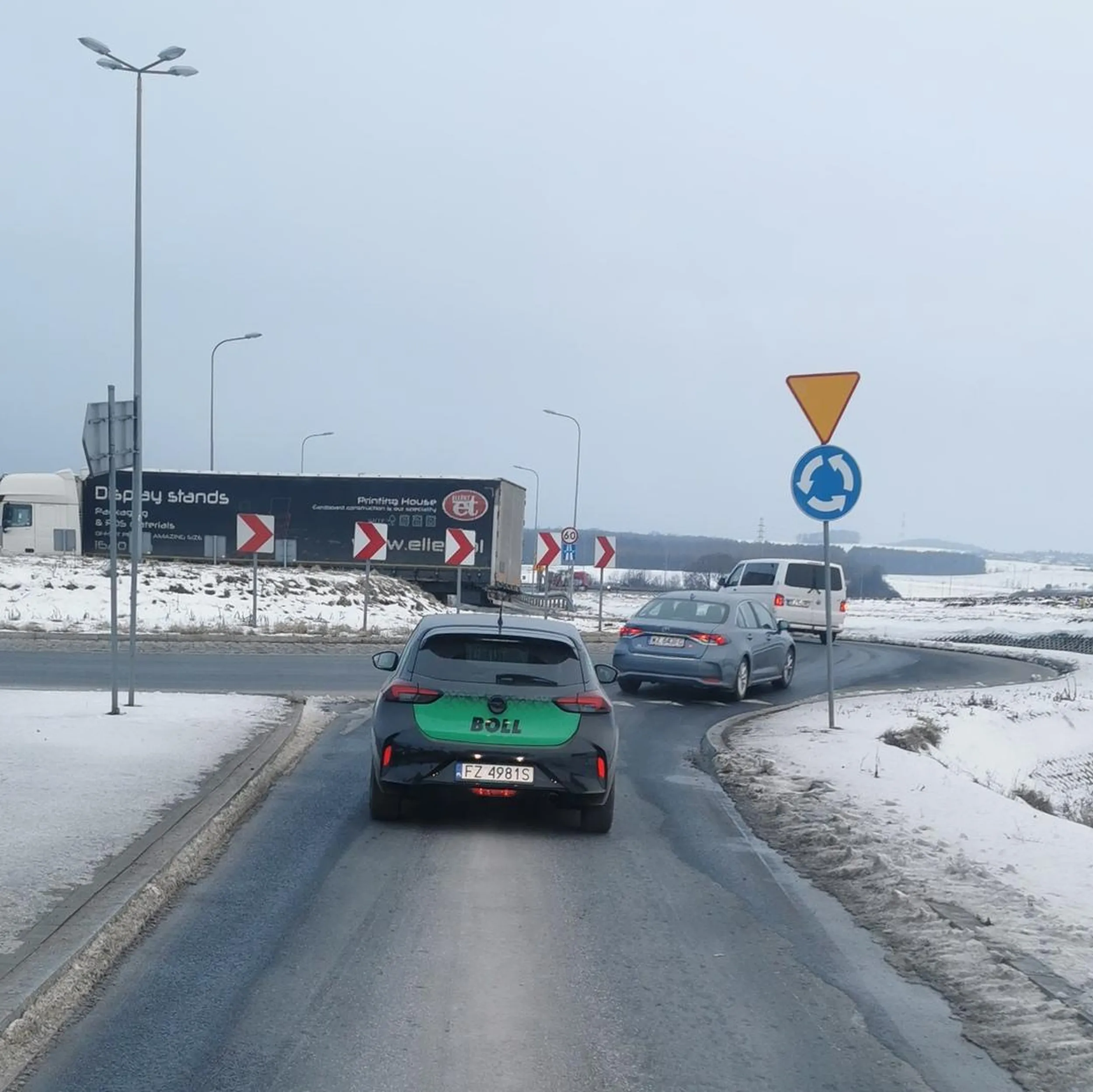 Pan ewidentnie nie wie gdzie znajdują się kierunkowskazy w jego aucie.