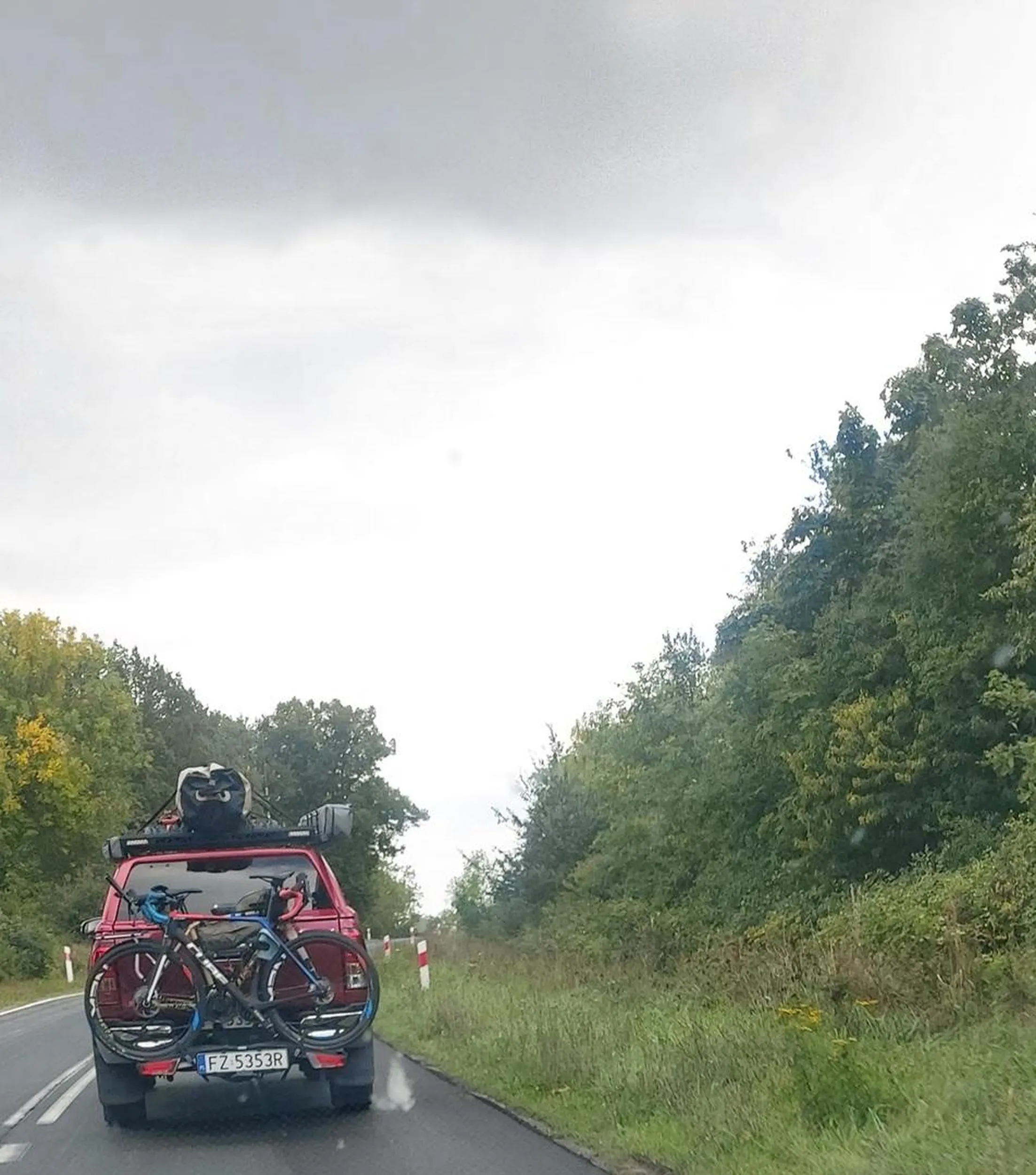 Wyprzedanie przed krzyżówka 4 pojazdów jednocześnie na podwójnej ciągłej i stworzenie ogromnego niebezpieczeństwa dla autobusu z Zielonej Górze jadącego z naprzeciwka