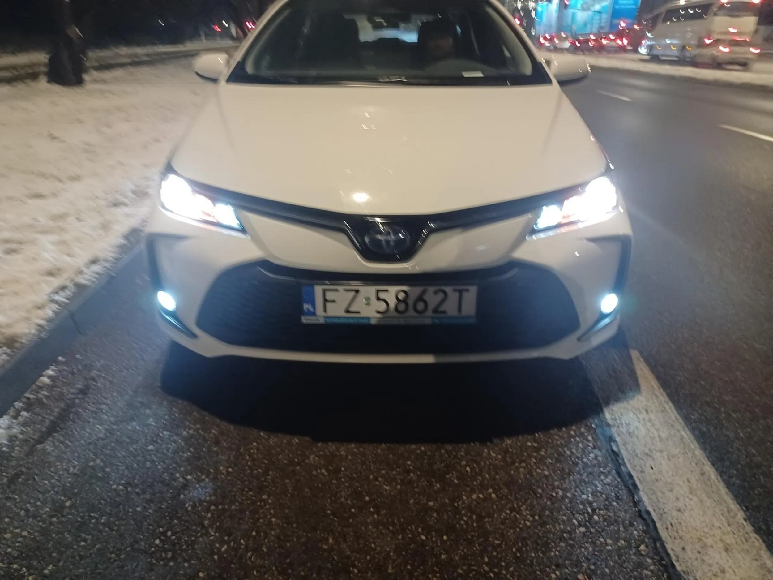 Turas z ubera zajechał mi drogę i go strąbilem i długimi mignąłem a ten zaczal mnie wyhamować oraz drogę zajeżdżać to go wyprzedziłem to zacząłem go wyhamować żeby zmusić go do zatrzymania. Zatrzymaliśmy się a ten że ma kamerę itd a ja zacząłem robić zdjęcia jego rejestracji i wyjął telefon też jakieś zdjęcie mi zrobił mojej osoby. I zacząłem mu tłumaczyć co on w mocnych słowach czy wie co zrobił ten wsiadl w auto I zaczal się rzucać do mnie do mnie słownie ty "k" itd. Odjeżdżając wsteczny wbił i straszył mnie ze najedzie na mnie i zaczął uciekać to zacząłem go gonić do ślepej uliczki wyszedłem chciałem go zatrzymać a ten wyszedl i wyjął telefon celując we mnie. I powiedziałem że dzwonie na policję ten wsiadł do auta to mu drogę zablokowałem wtedy zjechał na chodnik i otworzył szybę to powtórzyłem jeszcze że dzwonie na policję i wtedy ruszył szybko przejeżdżając mi po stopie tylnym kołem i zanim wsiadłem i zacząłem go gonić uciekl gdzieś.