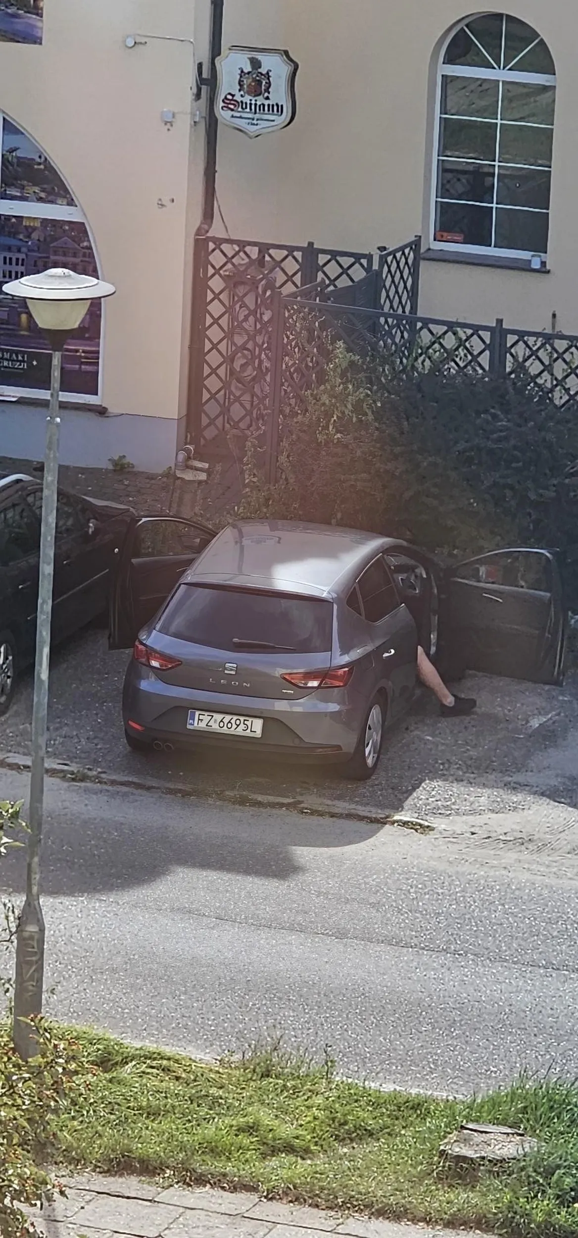 Pajac wyrzuca śmieci z auta pod blokiem