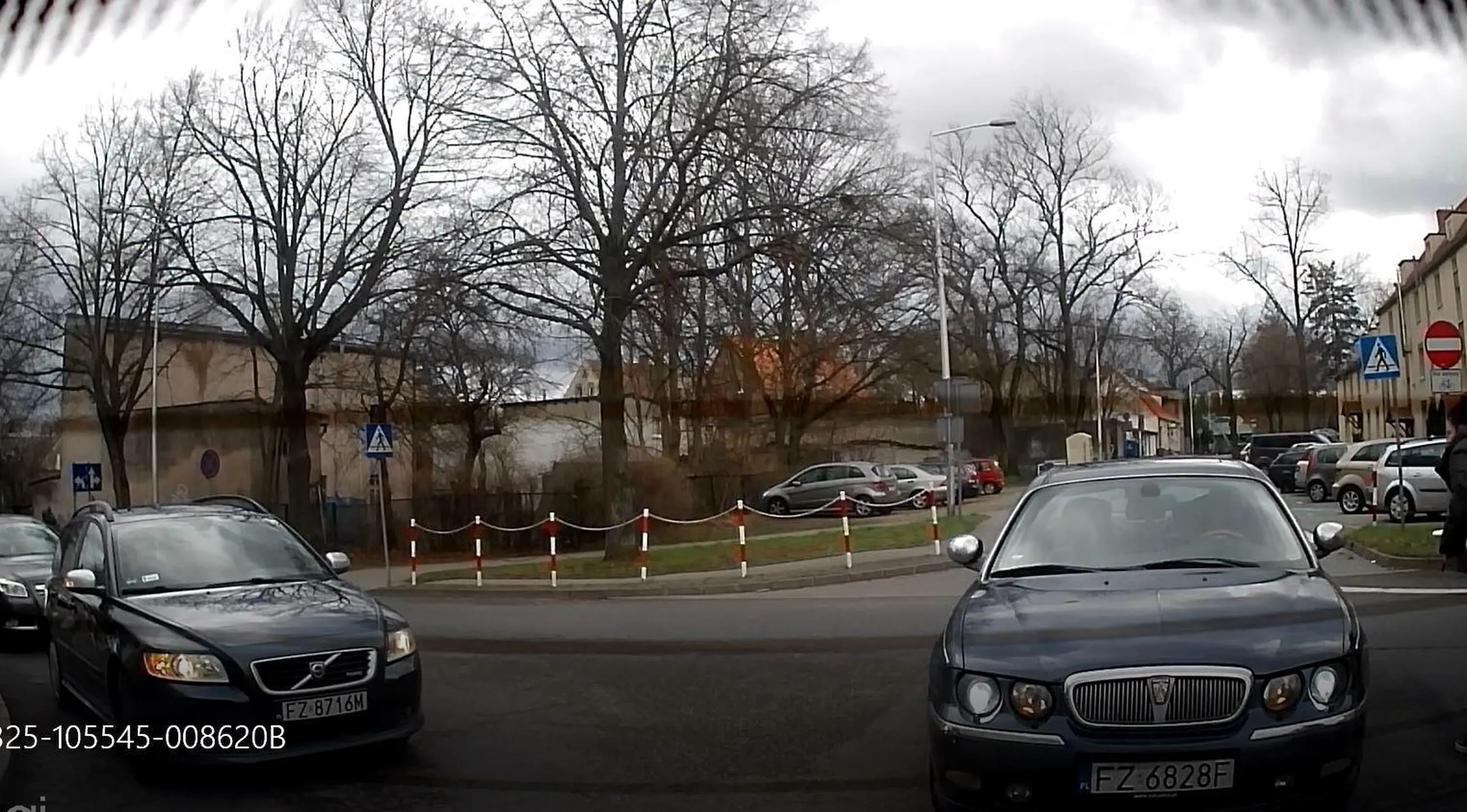 Wymuszenie pierszeństwa na skrzyżowaniu, jazda po chodniku i po przejściu na pieszych. Sprawa zgłoszona na policję, na bandytadrogowy.pl/