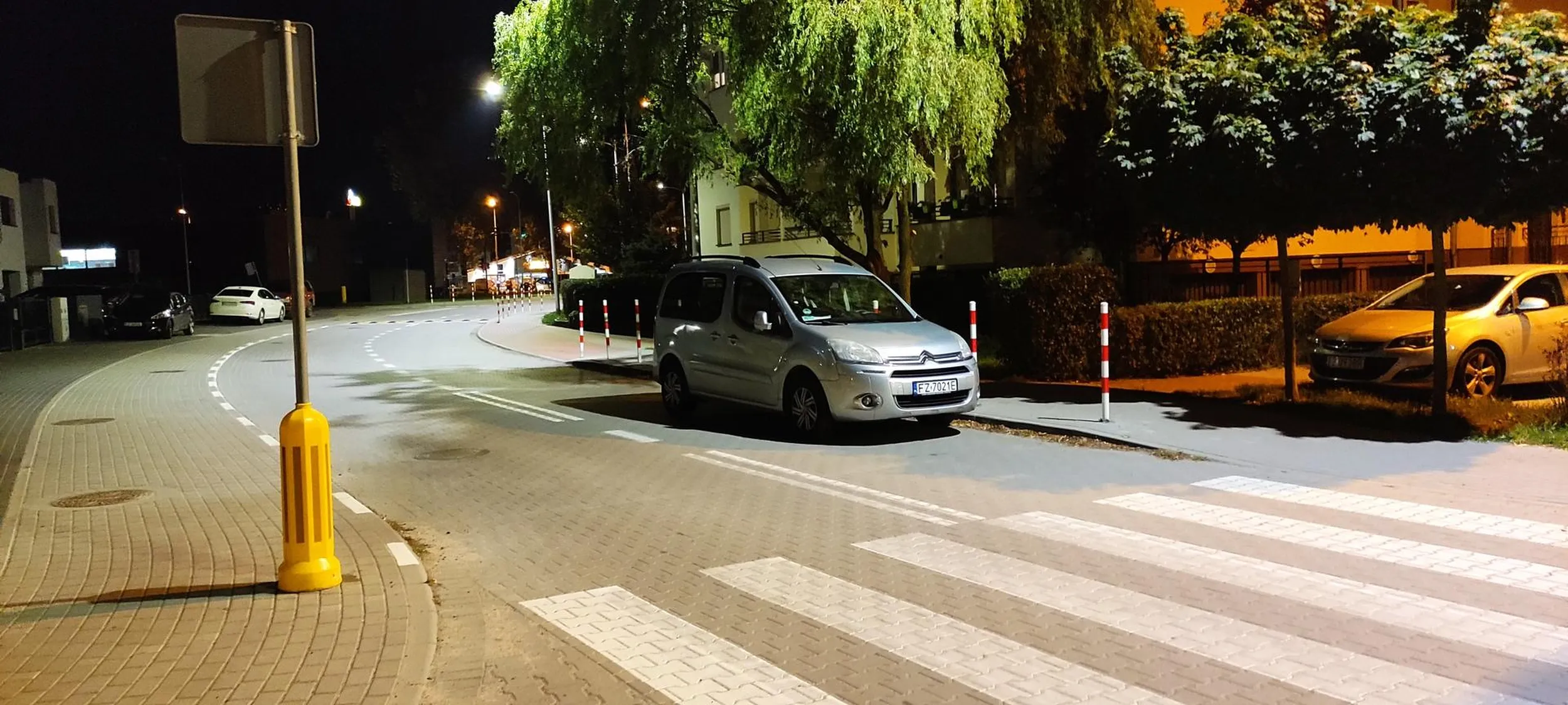 Brawo! Bardzo cudowne parkowanie przed przejściem dla pieszych w Zielonej Górze. Wcale, a wcale nie stwarza to zagrożenia.