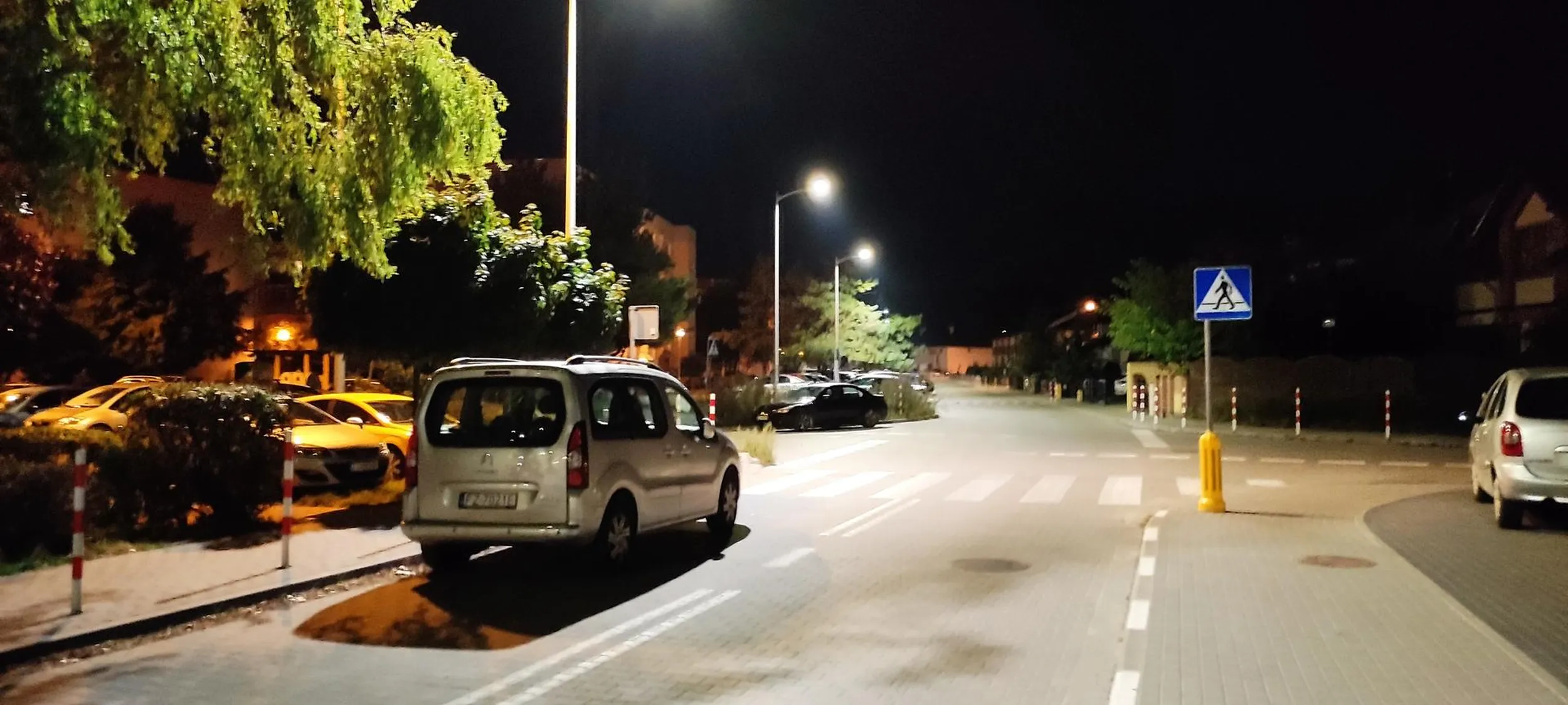 Brawo! Bardzo cudowne parkowanie przed przejściem dla pieszych w Zielonej Górze. Wcale, a wcale nie stwarza to zagrożenia.