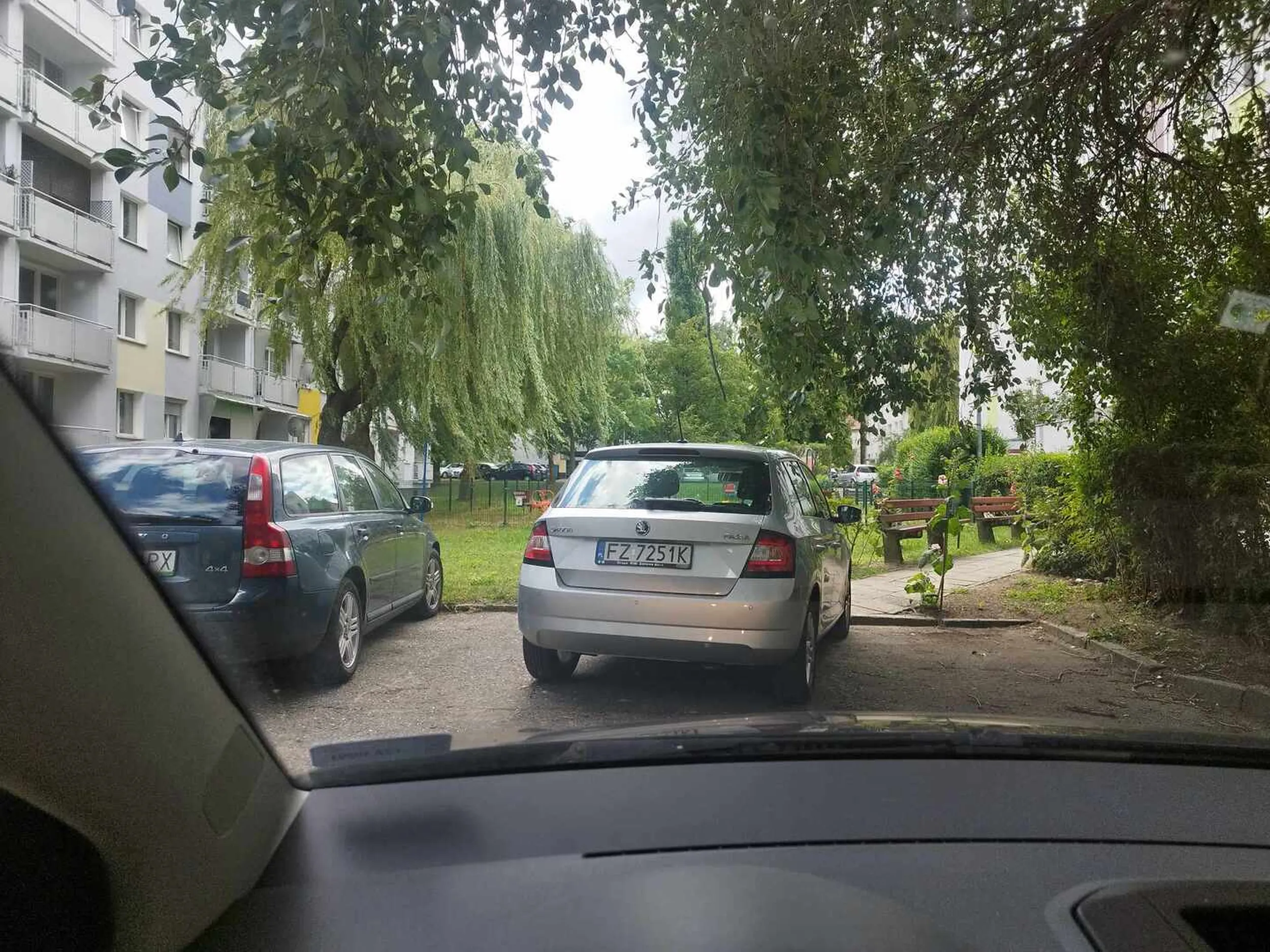 Nie potrafi parkować. Zablokował dwa miejsca