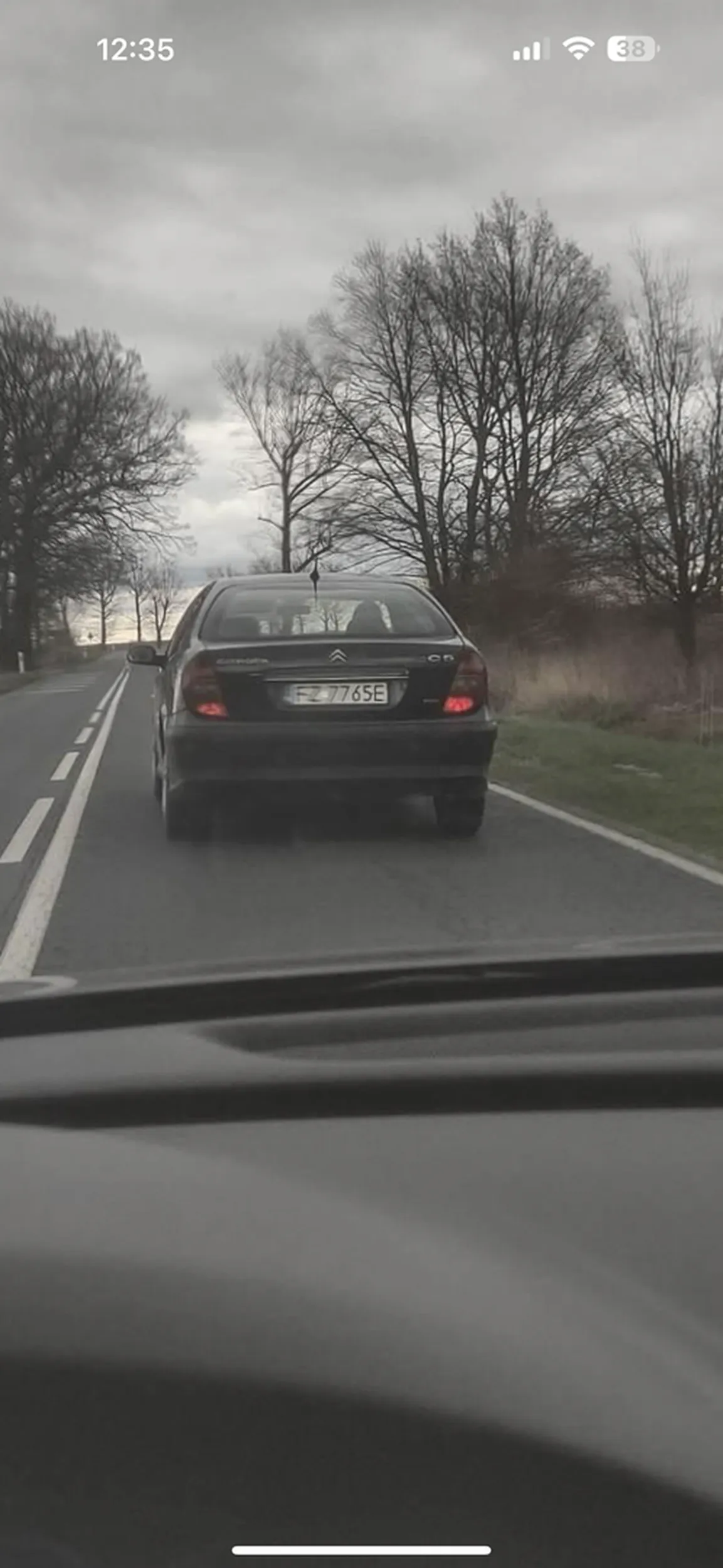 Wyrzuciła psa przy drodze!!! Zwyroladniec nie kierowca!!