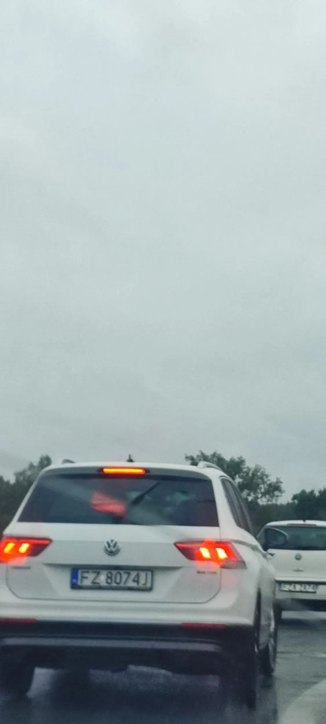 Wlecze się , podczas próby wyprzedzenia przyspiesza