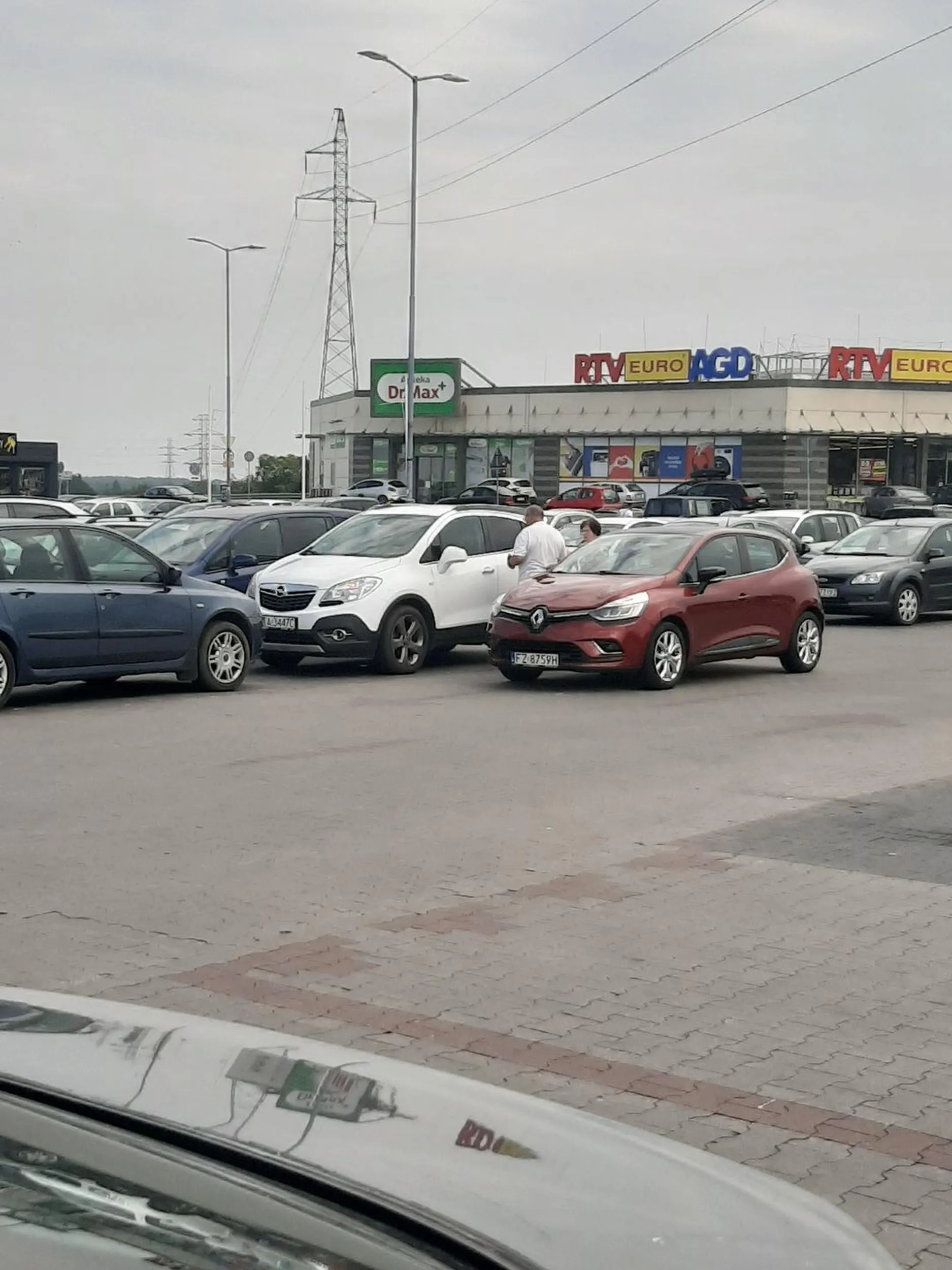 Mistrzowskie parkowanie pod Kauflandem ?? zabrała torebeczkę i wino na zakupy