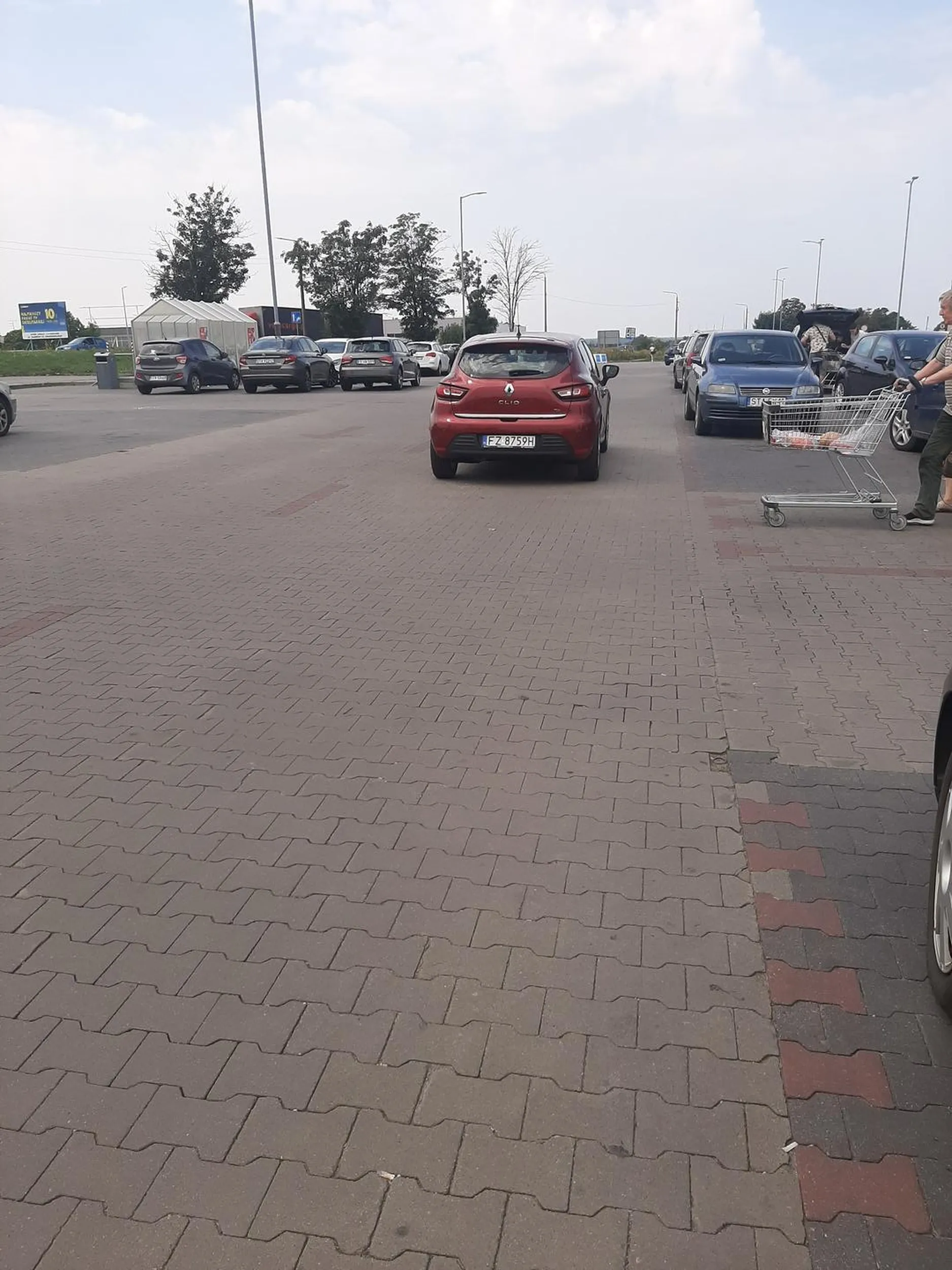 Mistrzowskie parkowanie pod Kauflandem ?? zabrała torebeczkę i wino na zakupy