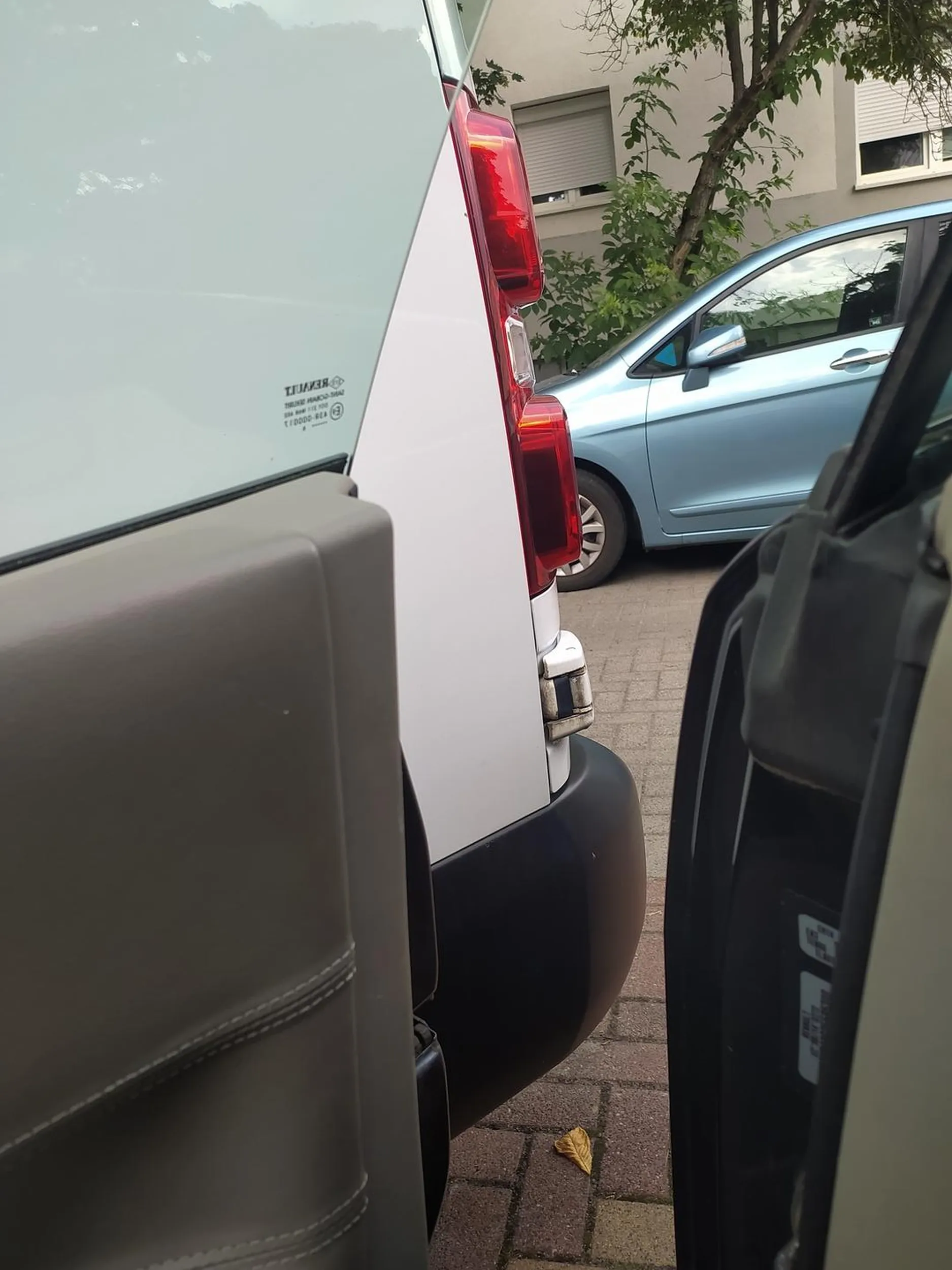 Drugi raz auto zaparkowane w odległości maks 15cm od moich, zwracaj człowieku uwagę na innych i nie parkuj jak zastawiasz ludzi z obu stron