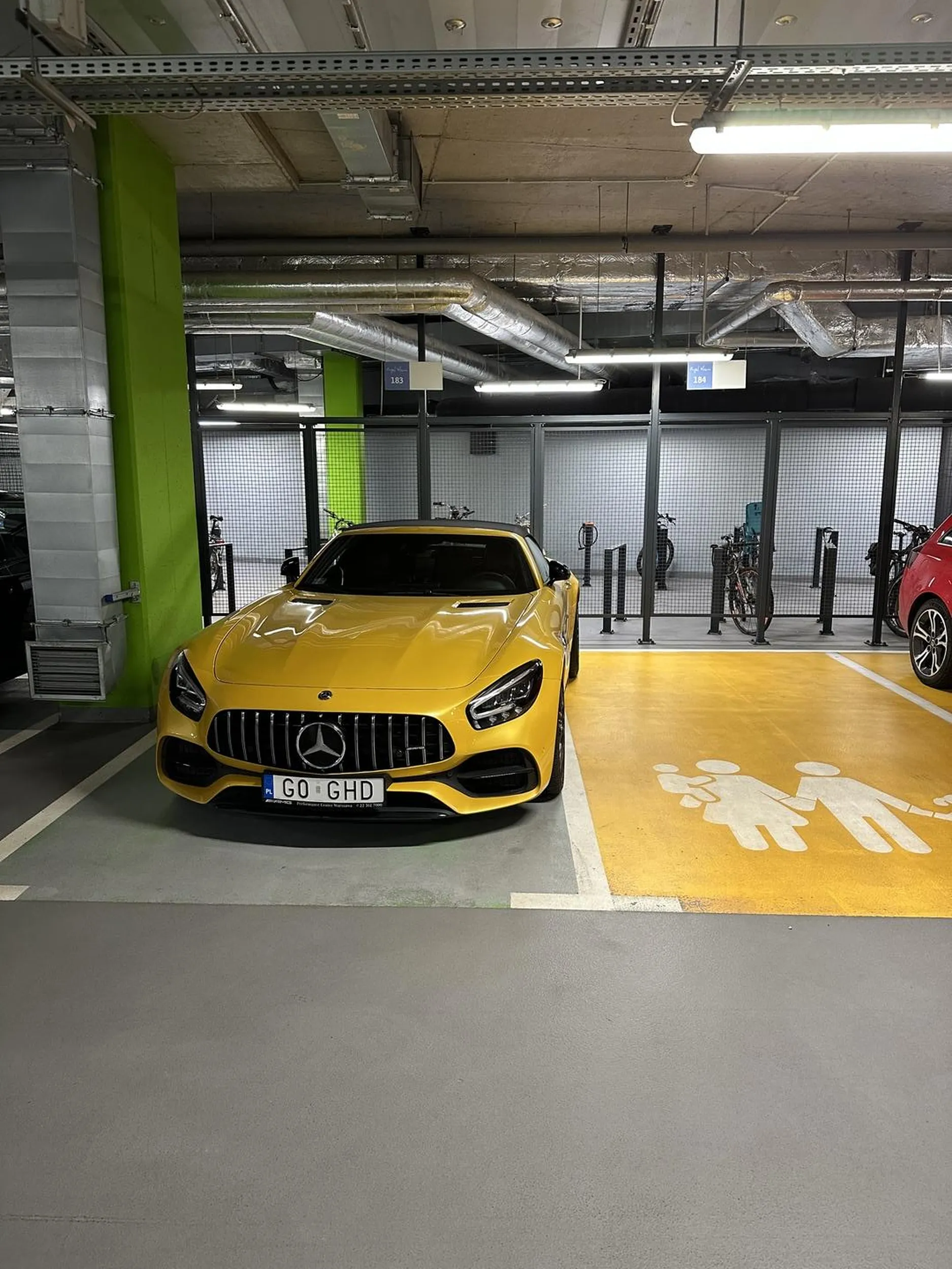 Parkuje jak panicz blokując innych