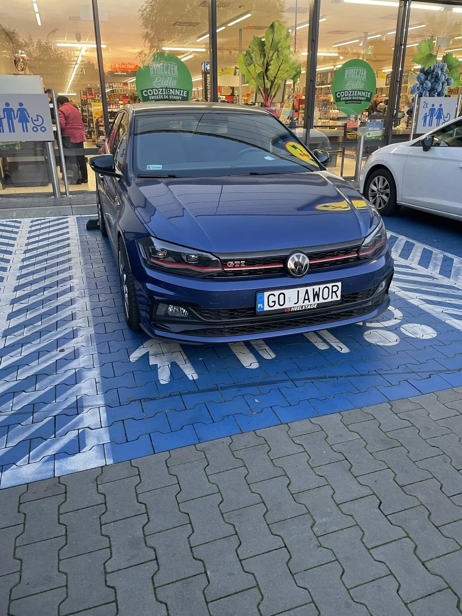 Gościu jak księciu parkuje sobie na miejscu dla rodzin. Ja rozumiem że ma duży brzuch jak w ciąży ale bez przesady