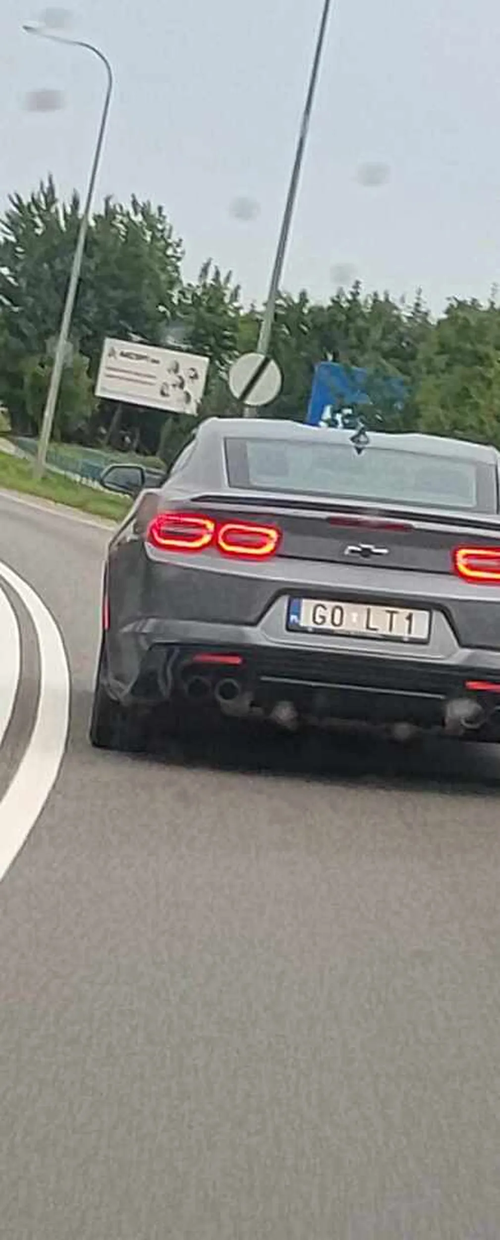 Jedzie przez 15km droga wojewódzka  40kmh na godzinę, Na leasing stać na paliwo już nie