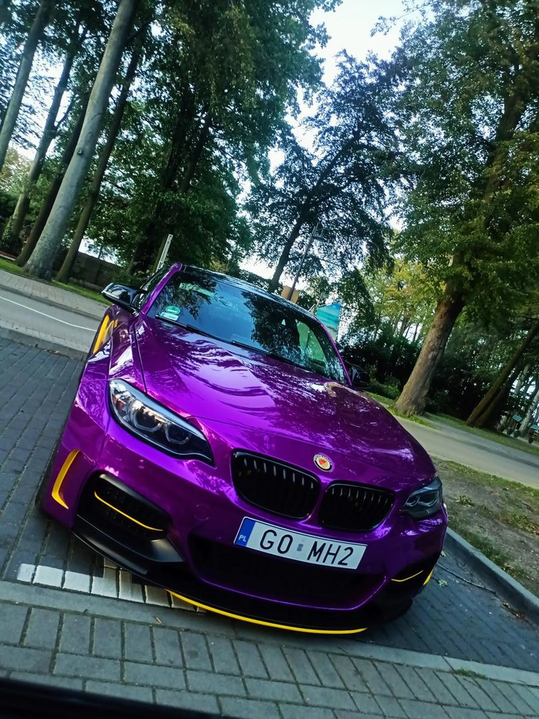 Burak w BMW ma gdzieś innych , powinien udać się na kurs doszkalający z parkowania swojego szrota.