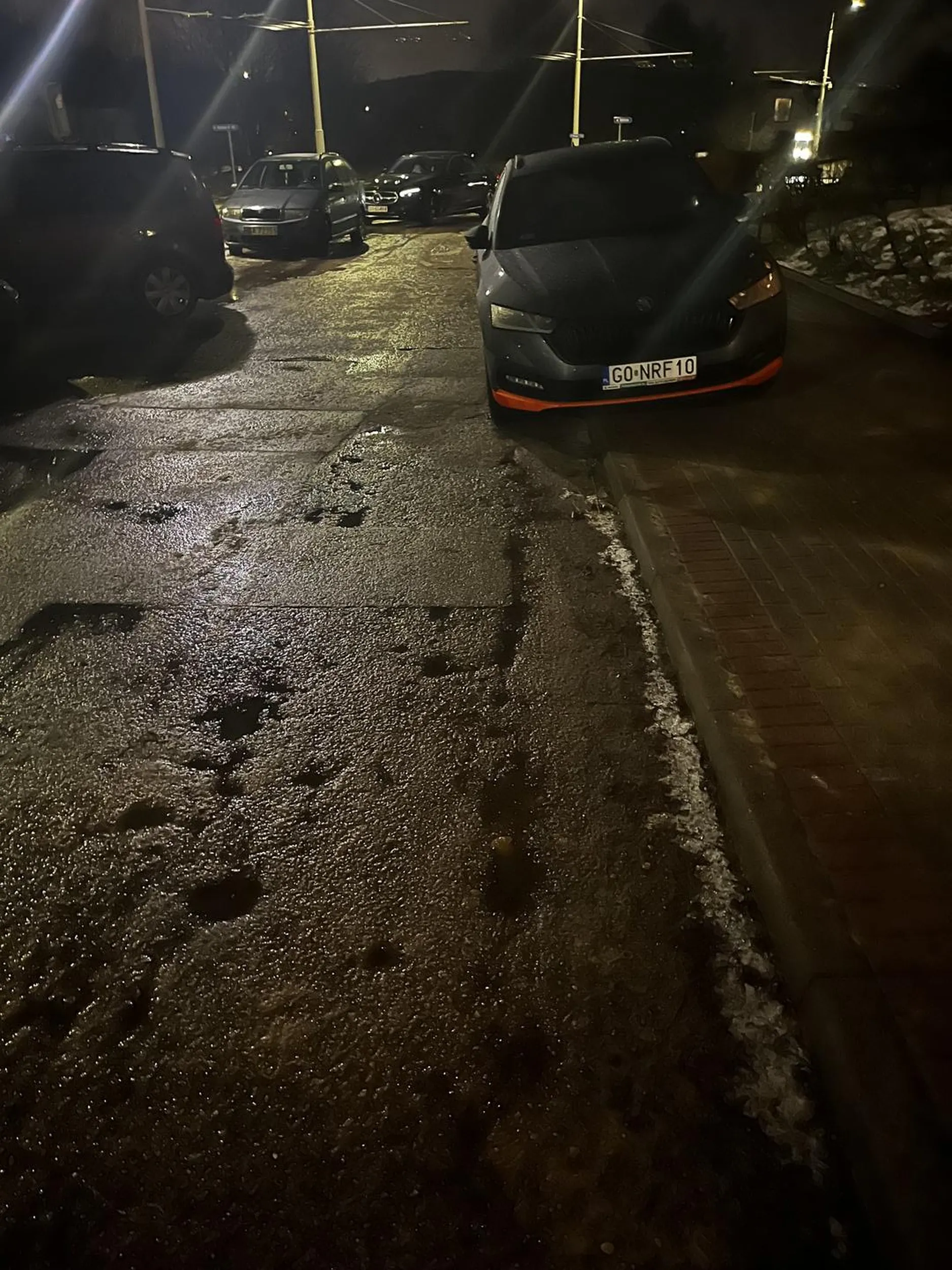 Blokuje wjazd na ulicę