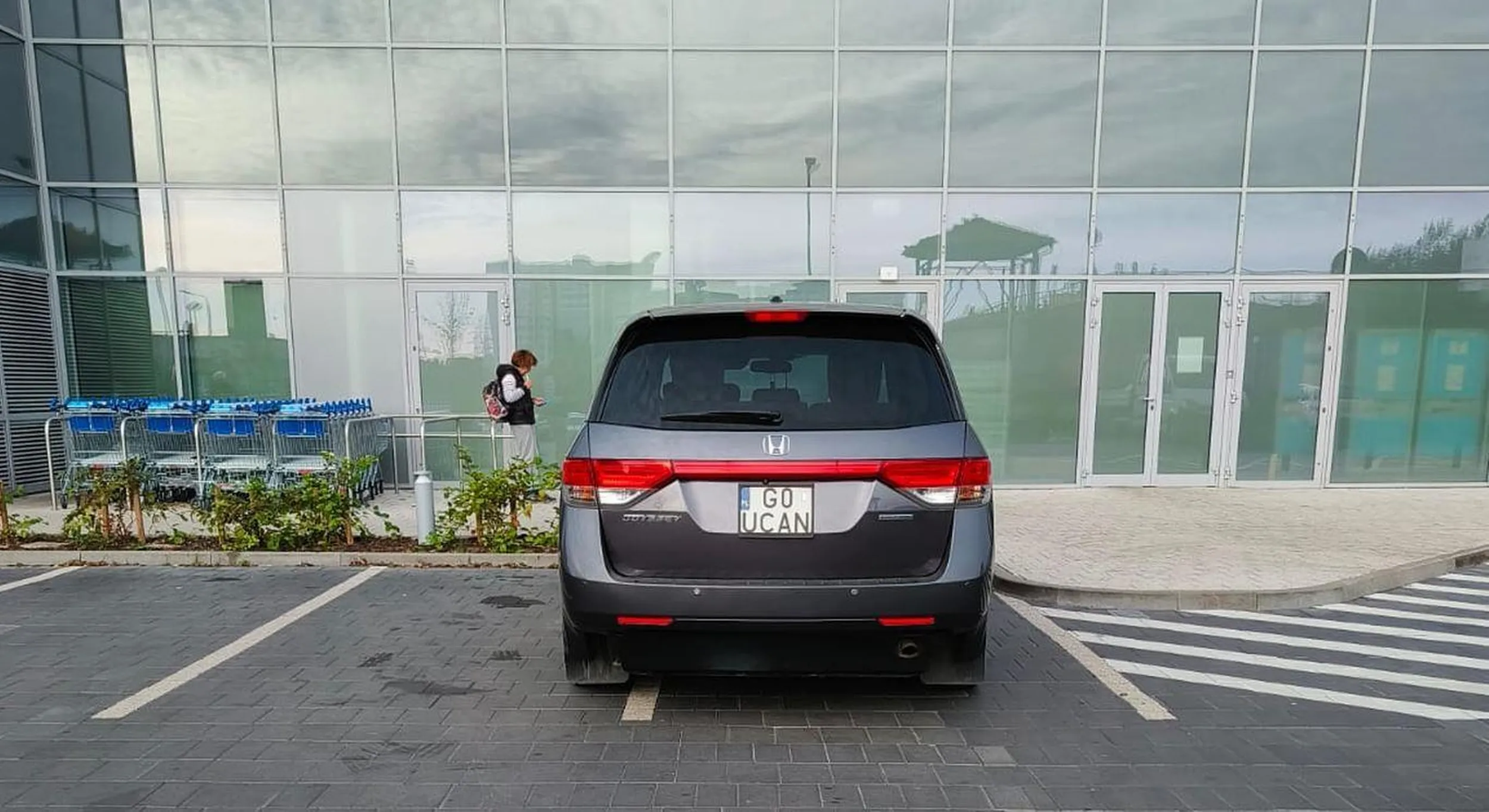 zepsute wspomaganie kierownicy na bank że nie udało się tym małym autkiem tam zmieścić ładnie w to miejsce