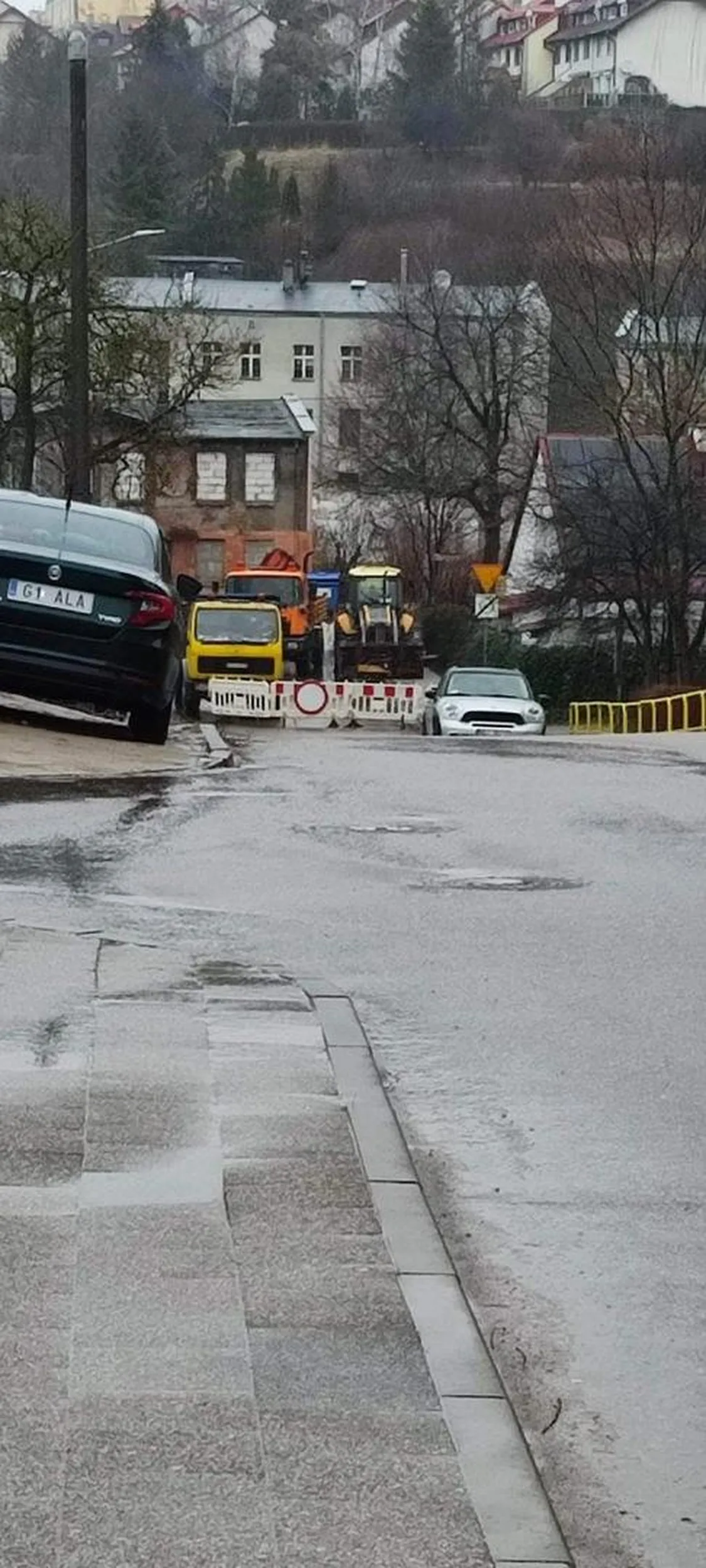 Wiecznie rozjeżdża zieleń i zasłania skrzyżowanie