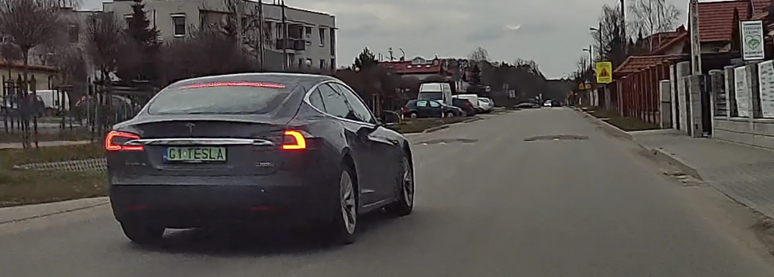 Pojeb jakich mało, stary dziad z kompleksami, minął mnie 100+ km/h przy ograniczeniu do 30 przed przejściem dla pieszych koło przedszkola. Takich ludzi jak on trzeba likwidować z naszych dróg.