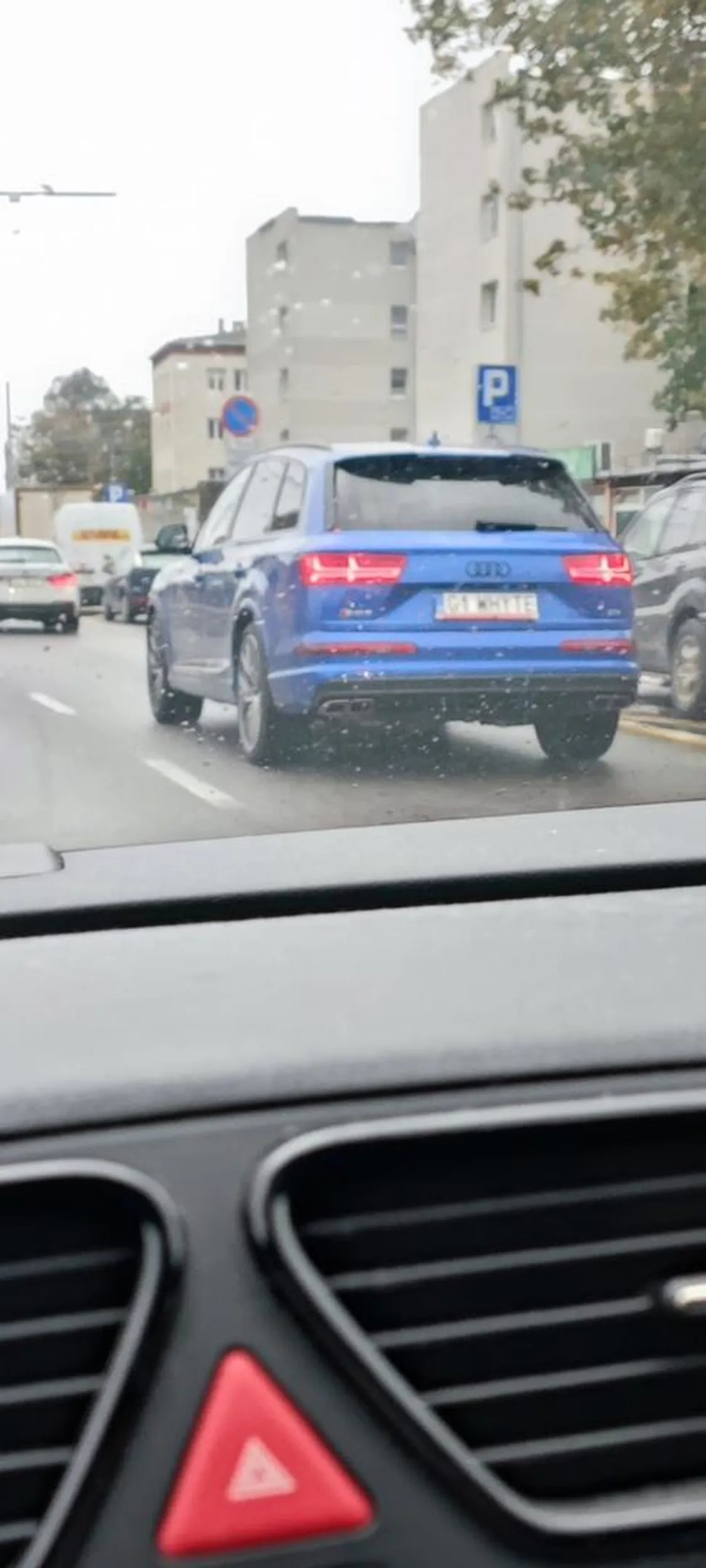 Autobus mu mryga ze chce wjechac 5 sekund z 30 metrow. Szefunio z personalizowanymi blachami jest zbyt wazny. Niewzruszony gna do przodu. Informacja: nie wpuszczenie autobusu (o ile nie wymusi to u nas gwaltownego chamowania na krotkim dystansie) jest wykroczeniem karanym 200zl mandatu. Ale januszpolex zapewne takie kokosy zarabia ze to dla niego kieszonkowe