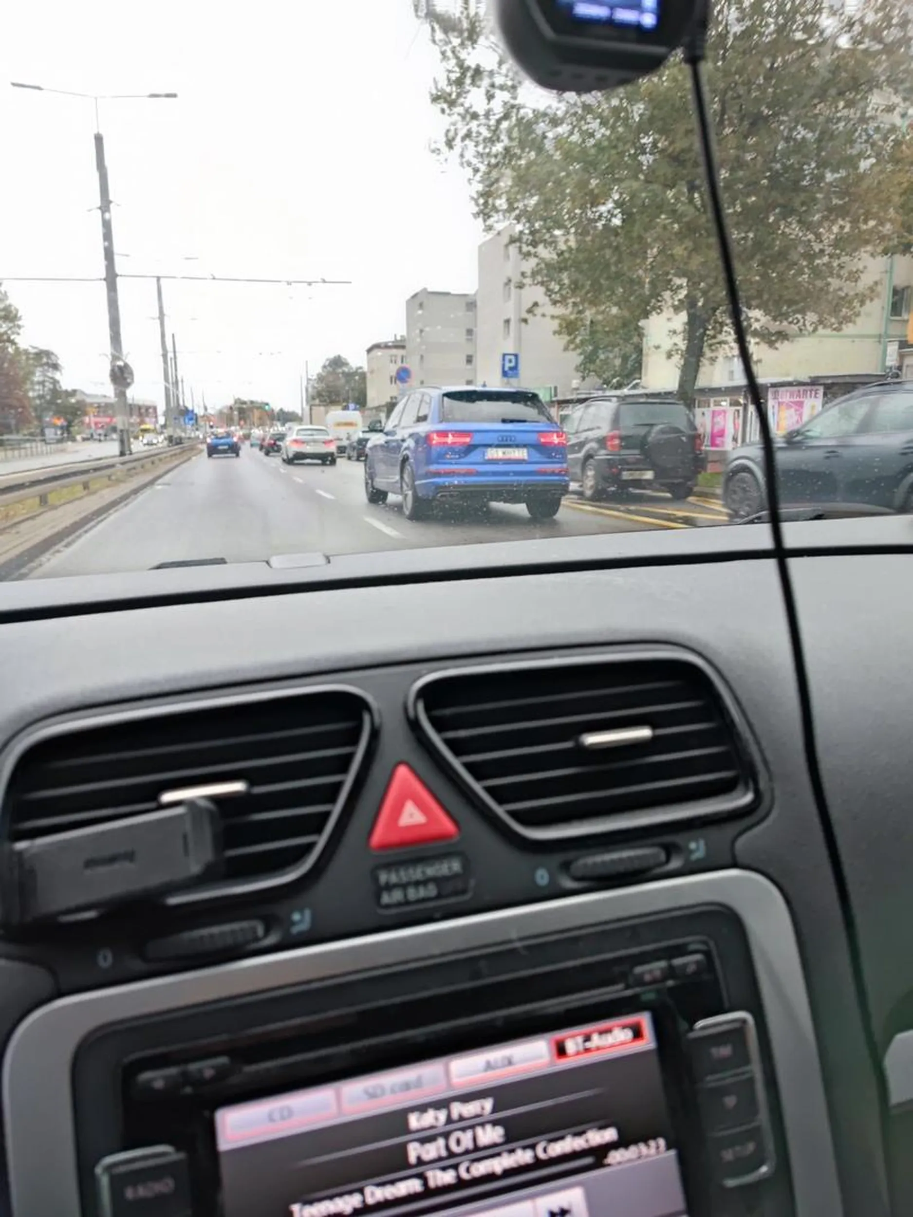 Autobus mu mryga ze chce wjechac 5 sekund z 30 metrow. Szefunio z personalizowanymi blachami jest zbyt wazny. Niewzruszony gna do przodu. Informacja: nie wpuszczenie autobusu (o ile nie wymusi to u nas gwaltownego chamowania na krotkim dystansie) jest wykroczeniem karanym 200zl mandatu. Ale januszpolex zapewne takie kokosy zarabia ze to dla niego kieszonkowe