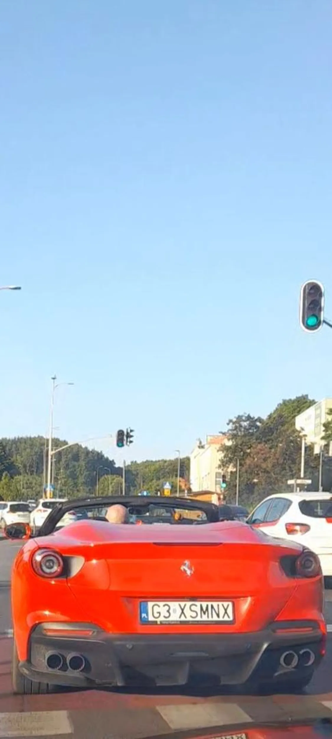 Zajmij się  łysy lepiej jazda nie telefonem podczas jazdy