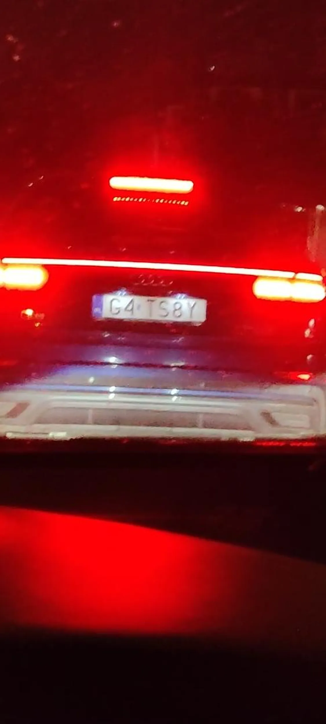 Agresywny szeryf z kompleksami. Wymusił pierwszeństwo, na klakson zareagował umyślnym staniem na środku skrzyżowania i blokowaniem skrzyżowania. W międzyczasie dwa razy zajechał drogę wykonując jakieś dziwne manewry prawo-lewo, wlókł się 3km/h na odcinku 100m tworząc spory zator z tyłu. Na koniec zawrócił i pojechał w inną stronę.