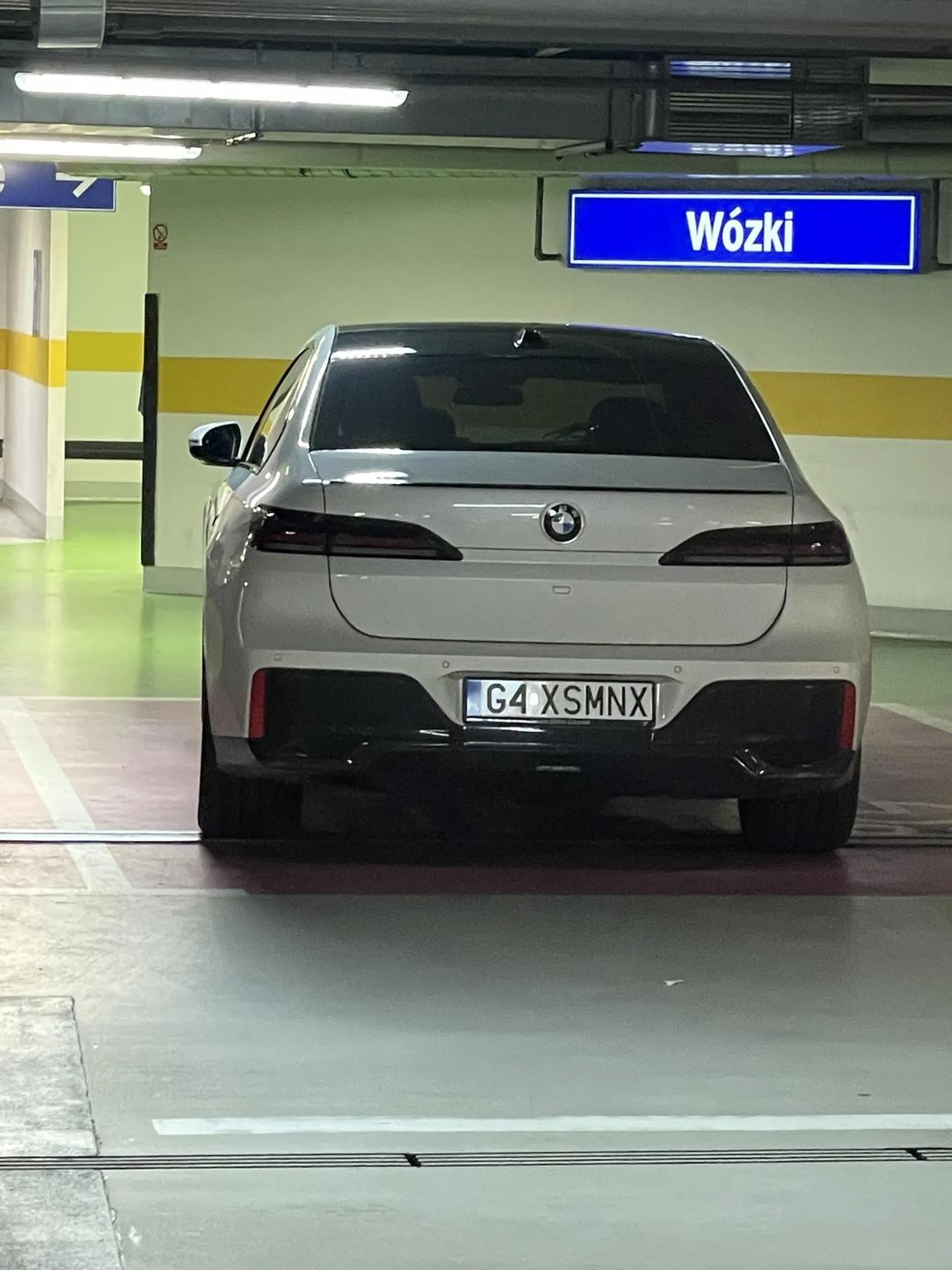 Zdziwiłem się gdy po zaparkowaniu dla miejscu dla dużych rodzin ze szpanerskiej bety ale jednak rodzinnej wyskoczyło dwóch karków ? być może tworzą rodzine? Są parą? Nie wiem nie zaglądam im do łóżka..  jedno wiem na pewno dwa koksy z twarzą z wyrazem tak przegrzanym sterydami nie powinni wychowywać dzieci … huśtali się tak pokracznie ze być może pomylili z miejscem dla niepełnosprawnych ? Tak czy owak ebać cwaniaków co myślą że wraz z grubym portfelem mogą wszystko a ledwo mogą dodać do siebie nakład który narzucają na sztangę :)