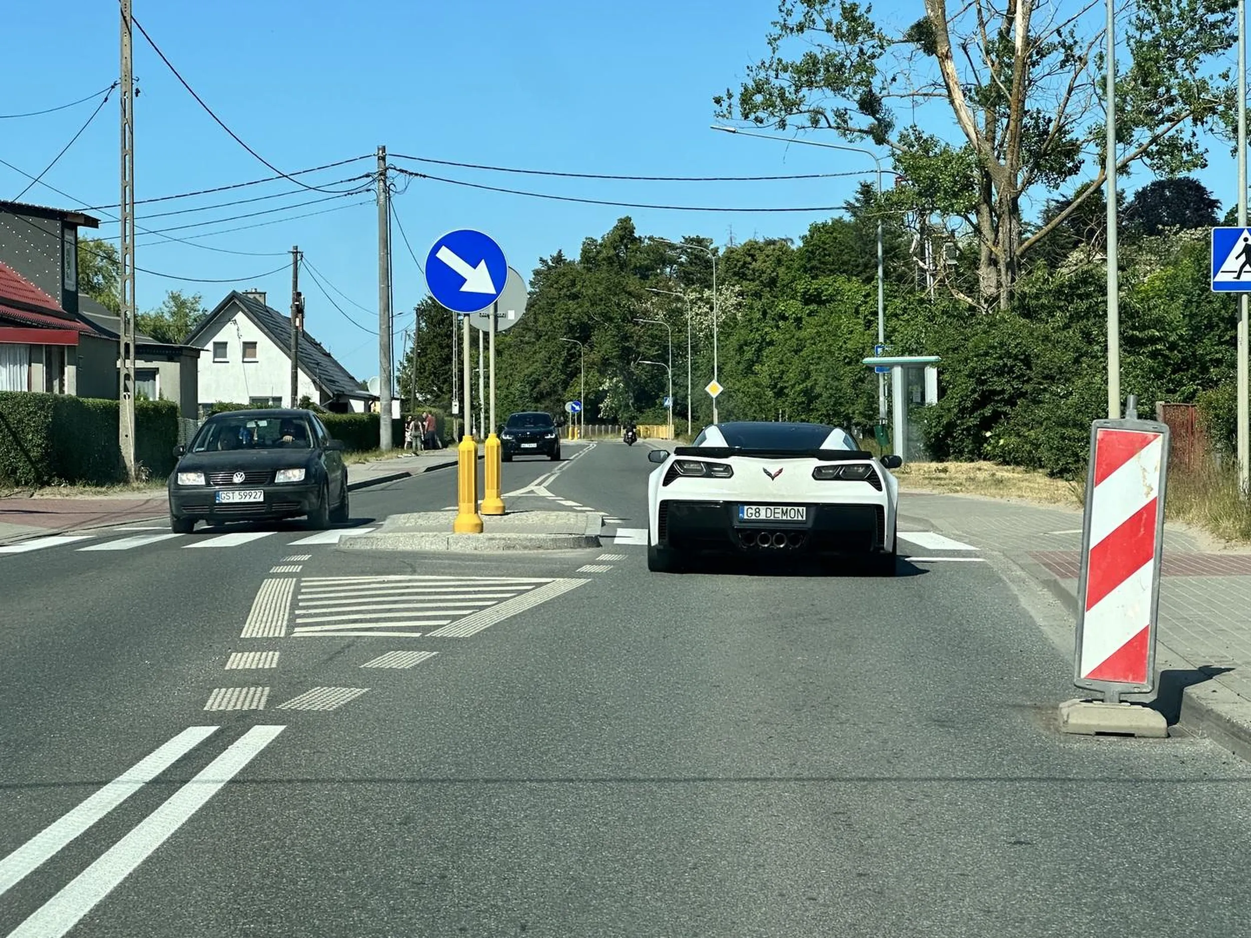 wyprzedza przepisowo w odpowiednim miejscu, nie zapierdala jak dureń tam gdzie nie można. polecam kierowcę i jego furę
