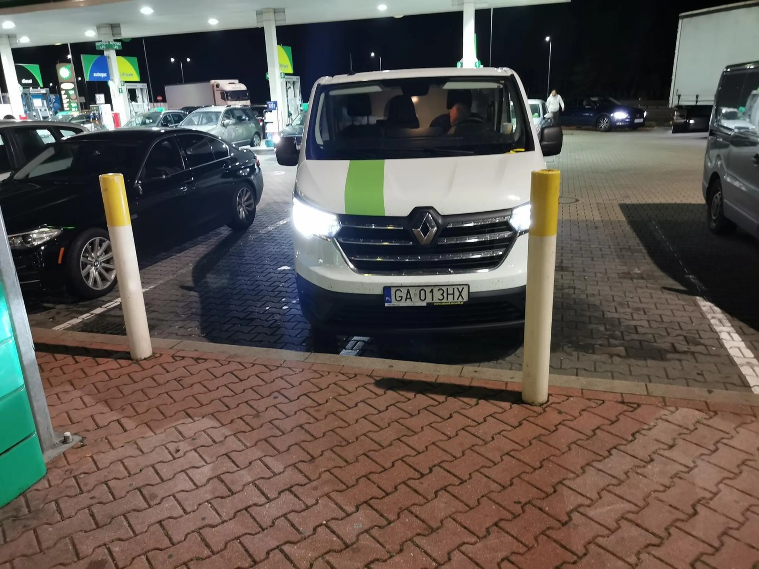 Nie polecam starego grzyba, opryskliwy i zero umiejętności parkowania