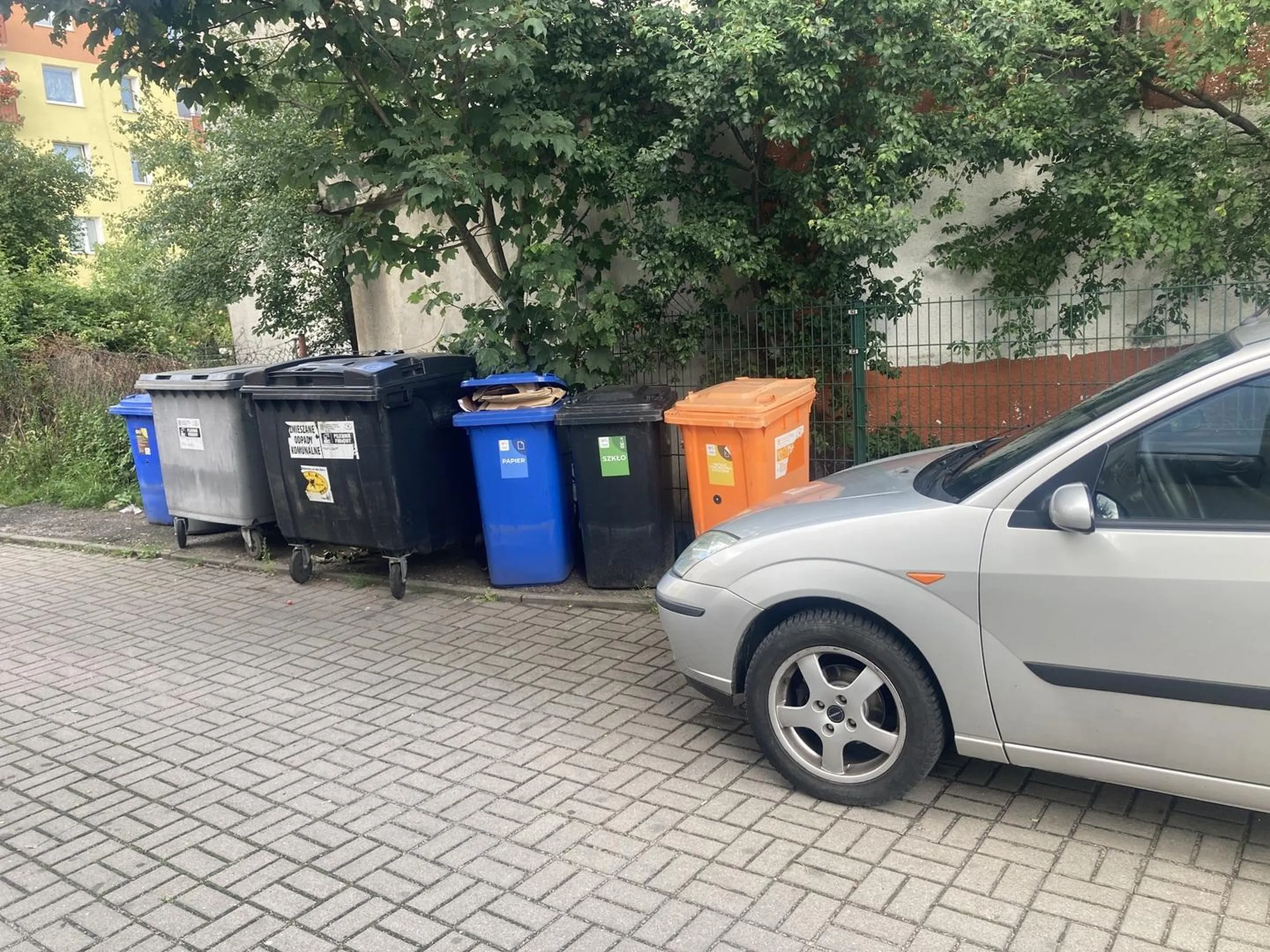 Parkuje pod śmietnikami