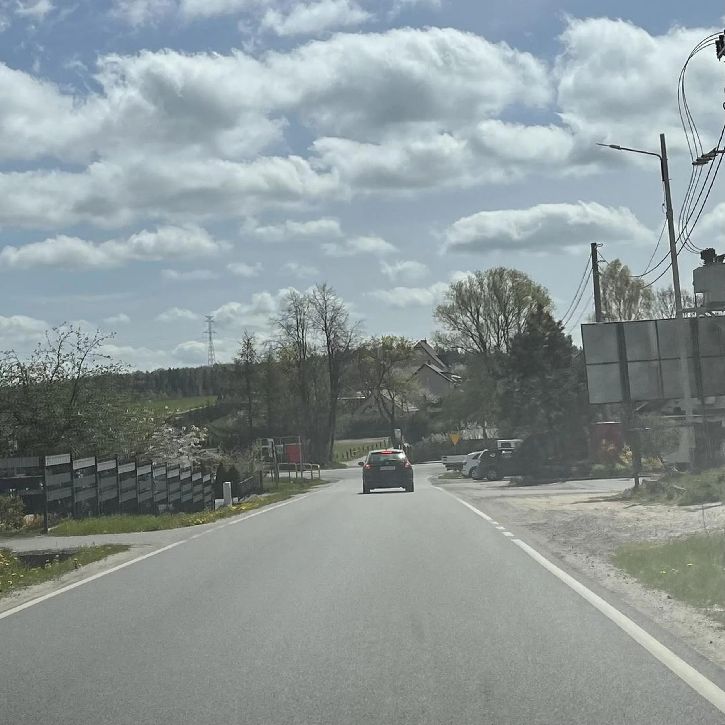 Kierowca nie zna przepisów ruchu drogowego i jeździ środkiem drogi - auto z naprzeciwka musiało się zatrzymać, żeby ustąpić.