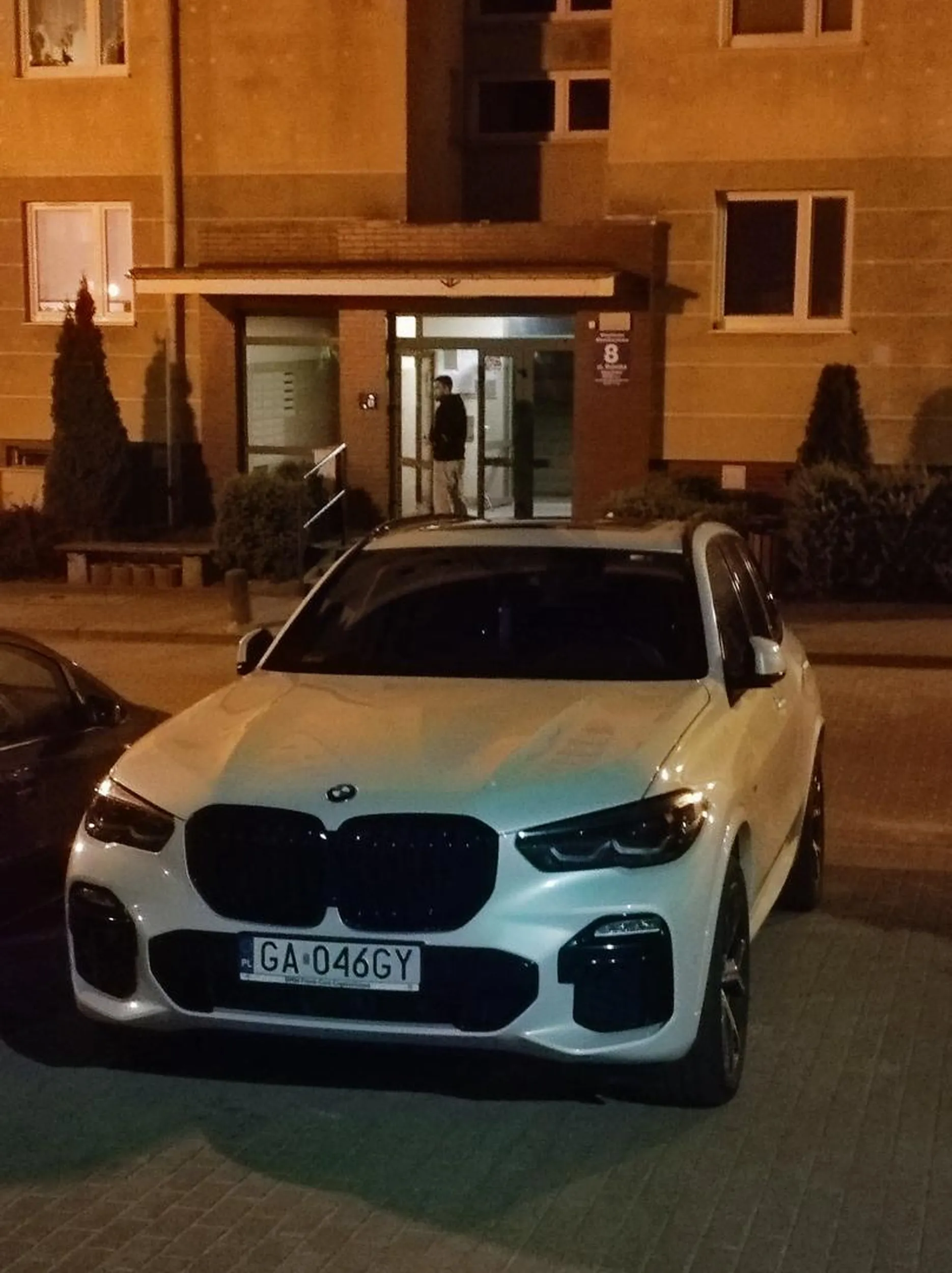 Burak, na zwrócenie uwagi na parkiecie wanie na chodniku pomimo wielu wolnych miejsc parkingowych zareagował wyzwiskami i groźbą użycia gazu pieprzowego