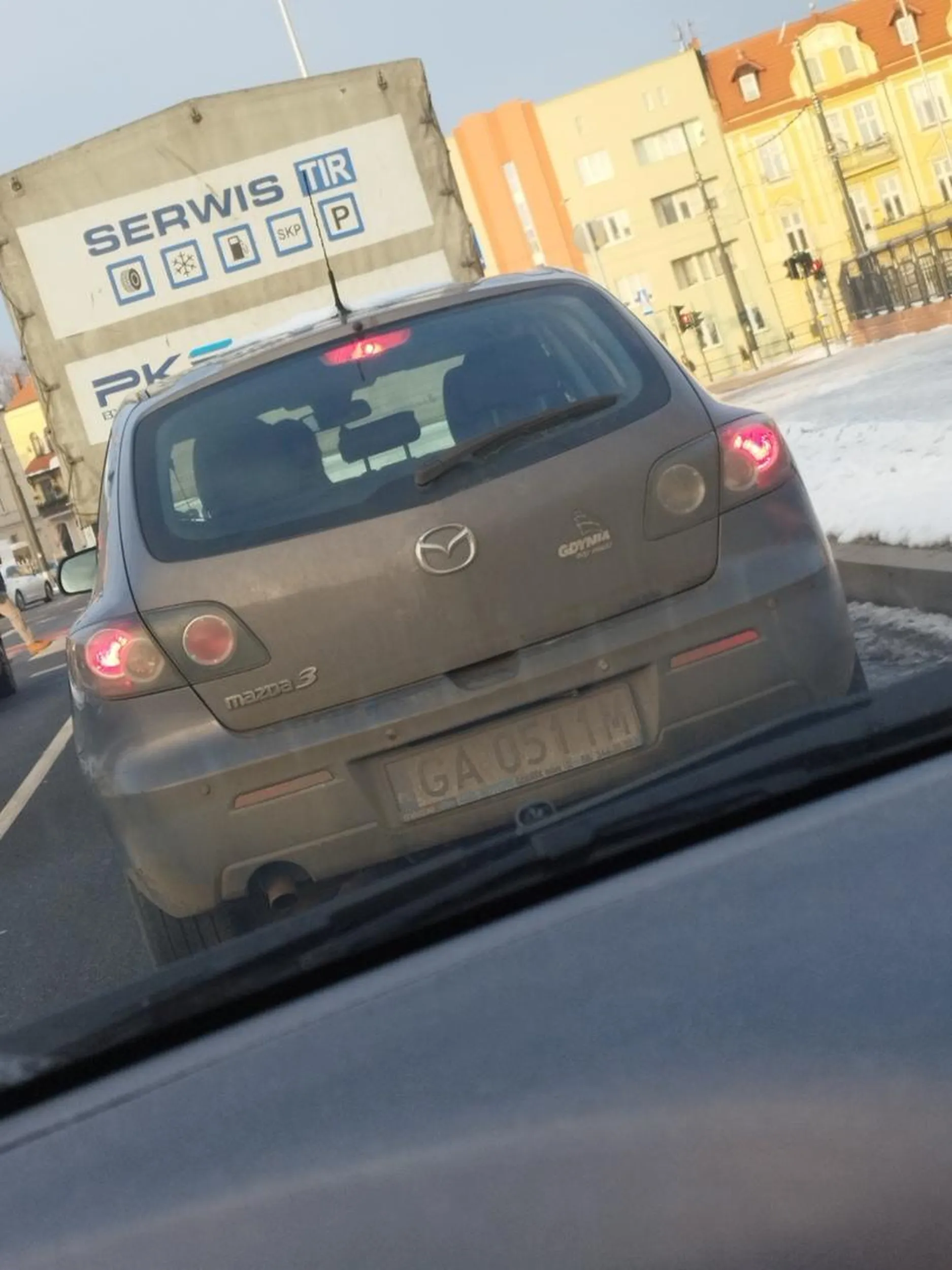 Naucz sie używać kierunkowskazów tym gównem i przestań ludzią sie wpierdalać pod koła bo cie cofnę z bydgoszczy do gdyni spowrotem. To nie pierwsza taka akcja.