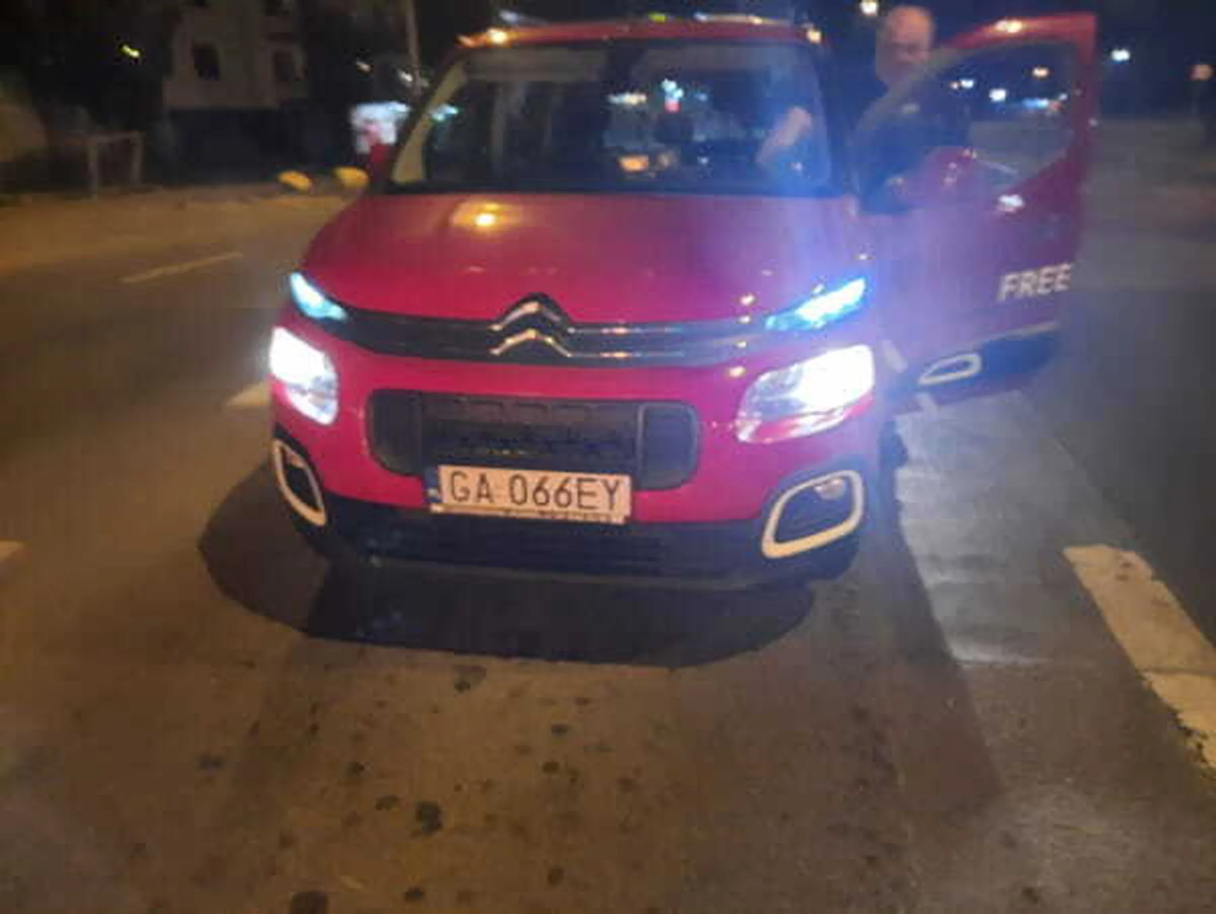 "Śmiertelne potrącenie psa Około godziny 21 przy petli łostowice kierowca czerwonego citroena taxi free now potrącił śmiertelnie psa uciekając z miejsca wypadku, gdy zostal obywatelsko zatrzymant, powiedziałem mu ze potrącił psa odpowiedział " to tylko pies, on mi wbiegł i nie mam teraz czasu" i zaczął uciekać Inni kierowcy zobaczyli psa i odrazu zachamowali z wyjątkiem tego bydlaka z free now. Mam nadzieję że free now jak najszybciej wywali takiego skurw**** ze swojej firmy."