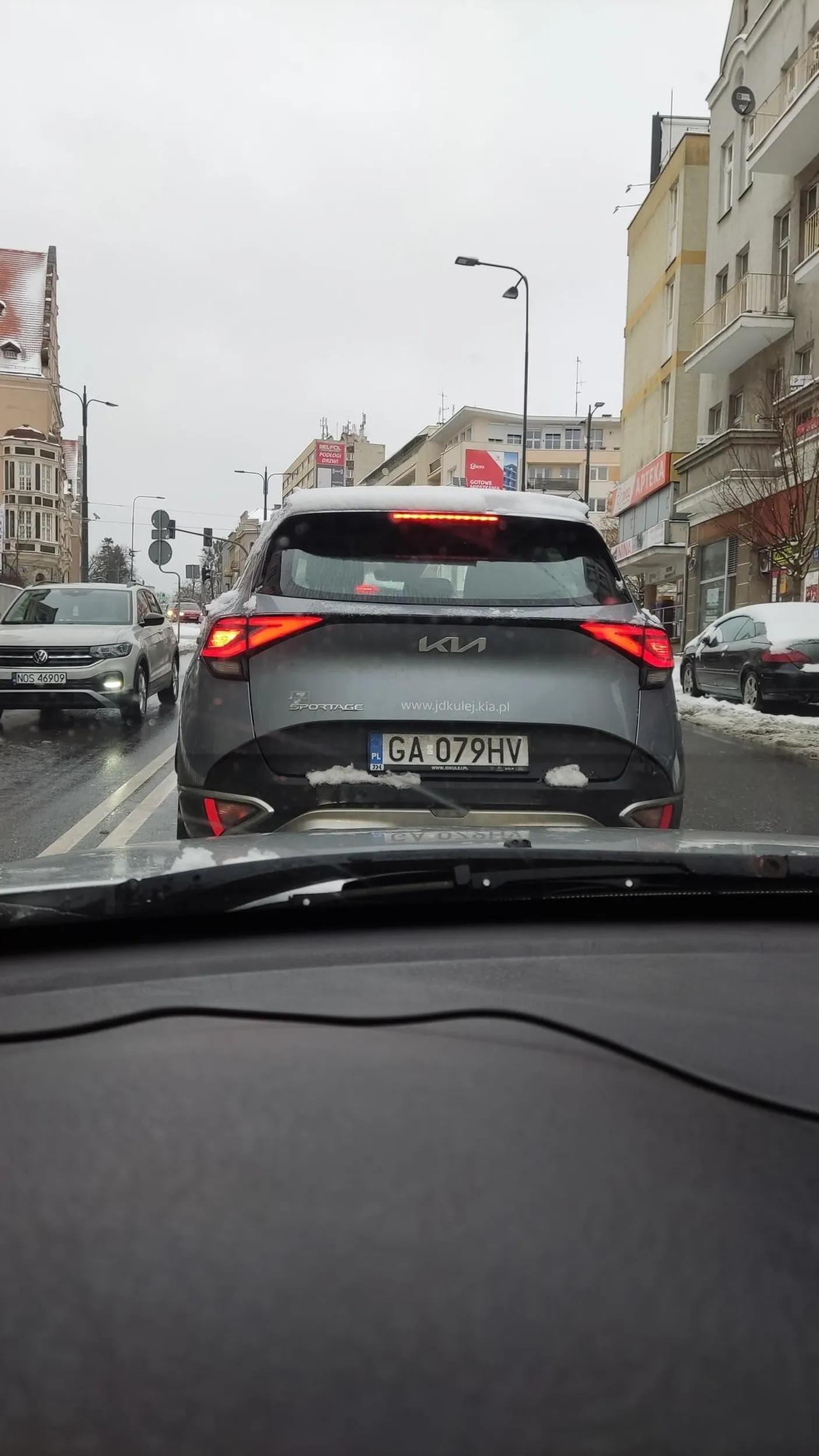 Odśnież dach bałwanie bo walisz ludziom po szybie.