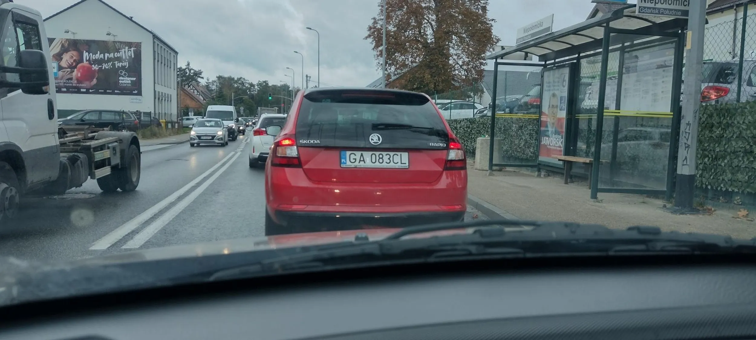 Wymusza pierwszeństwo , nie zatrzymuje się na stopie, wyjeżdżając ze strefy ruchu nie ustąpiła pierwszeństwa. Baba totalnie zdziwiona gdy została obtrąbiona przez innych kierowców WSTYD