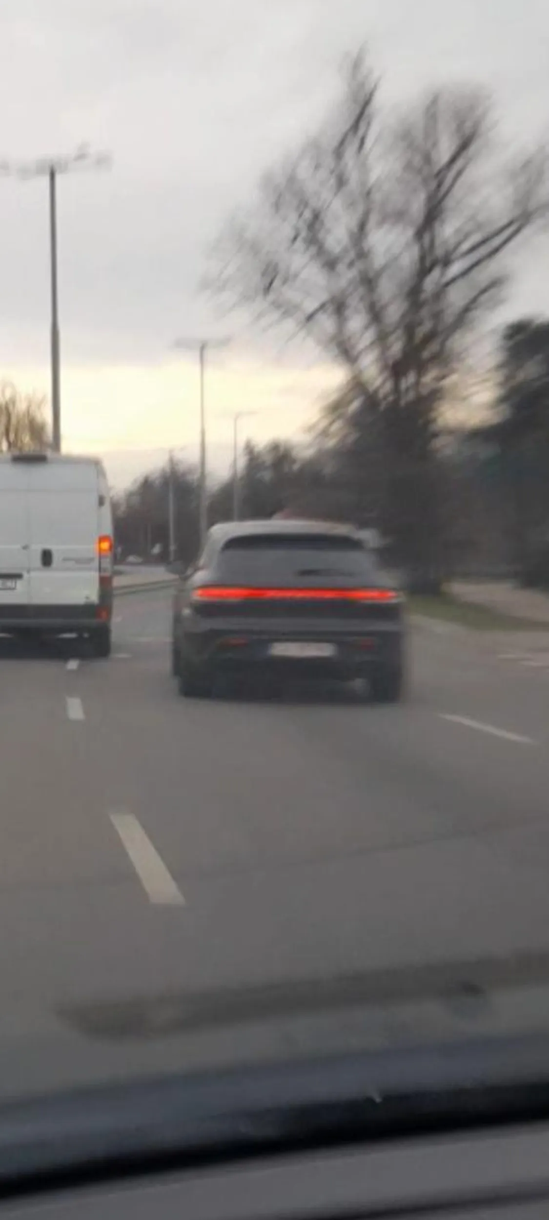 Uwaga na tego idiote jechal z Gdyni do  Gdańska siedział w telefonie przez całą drogę  zapierdala zmienia pasy jak szalony beż kierunków zajeżdża drogę wymusza