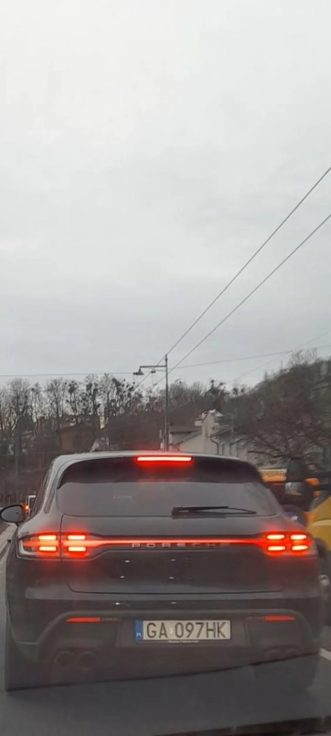 Uwaga na tego idiote jechal z Gdyni do  Gdańska siedział w telefonie przez całą drogę  zapierdala zmienia pasy jak szalony beż kierunków zajeżdża drogę wymusza