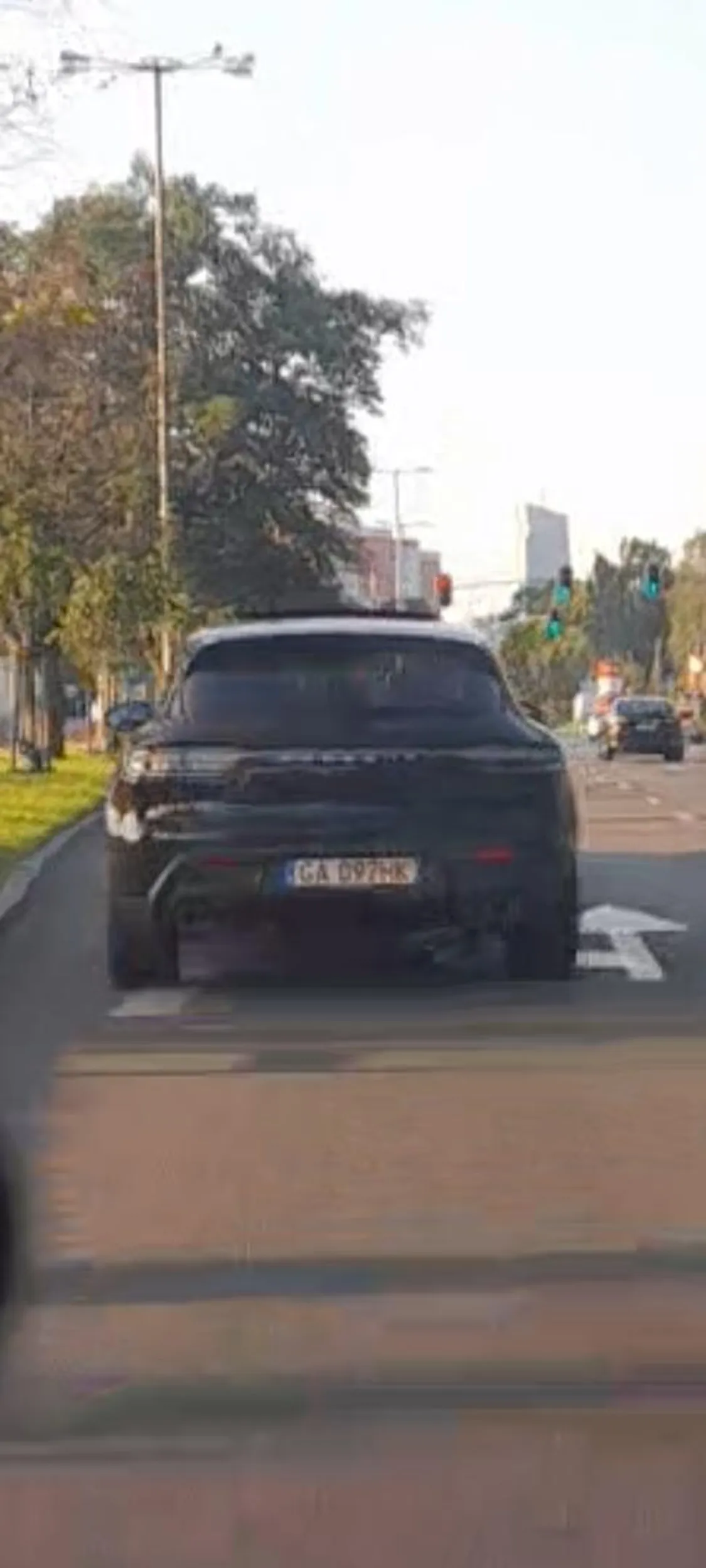 Nie uzywa kierunków zmienia pasy z dużą prędkością tor wyścigowy robi sobie na mieście