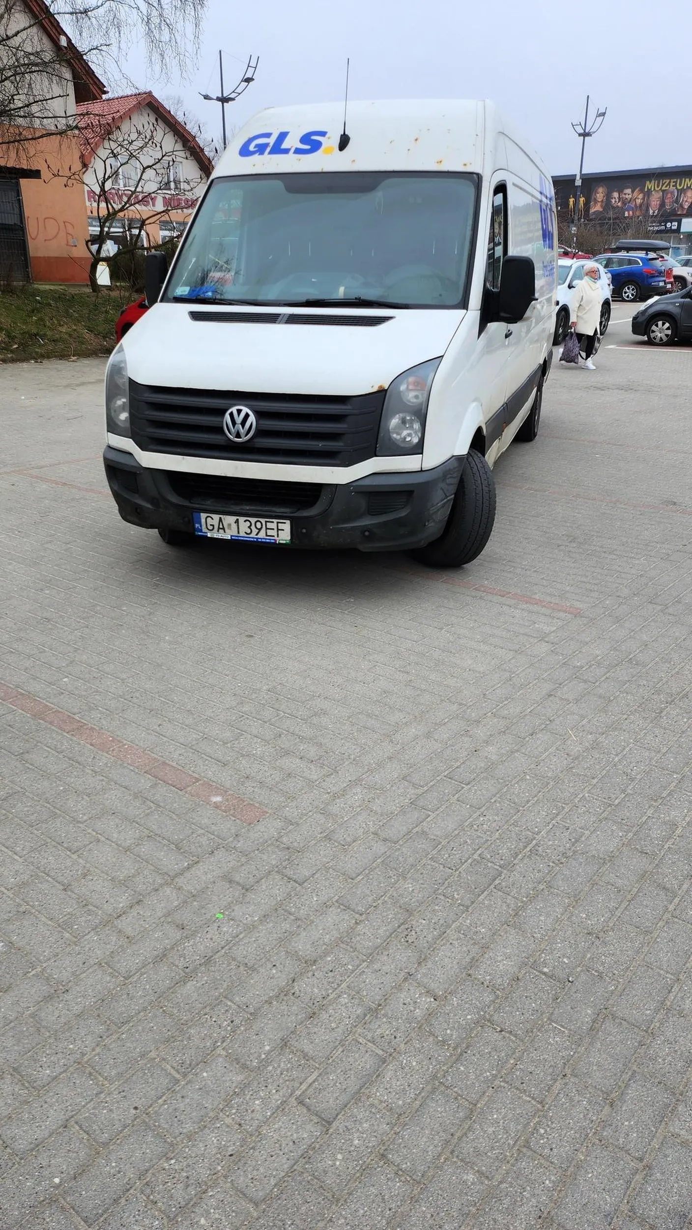 Światła awaryjne nie pozwalają parkować na 5 miejscach parkingowych