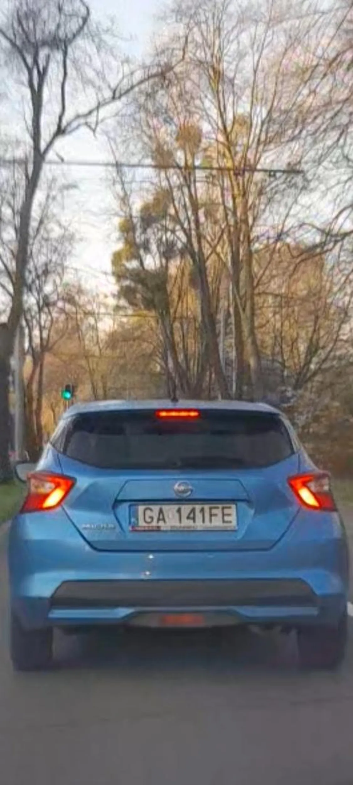 Stare babsko na lewym wszystkich blokuje ta powolna jazdą i mandacik za jazdę lewym pasem przy wolnym prawym