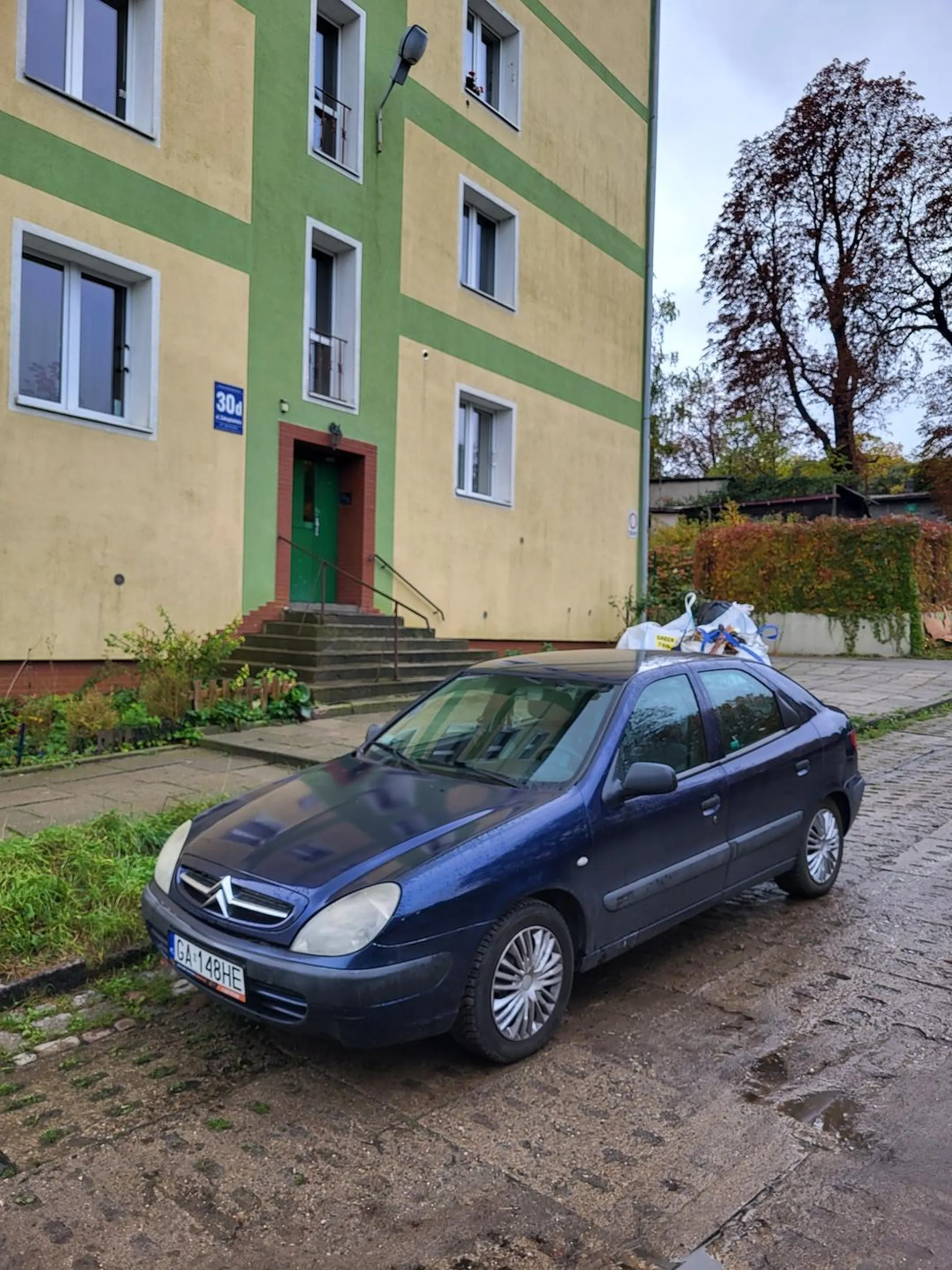 Parkujesz w pobliżu wejścia? Jesteś niepełnosprawny czy owcą? Nie przeszkadzaj innym pojazdom w dotarciu do „ROD”.... Następnym razem wezwę policję!!!!