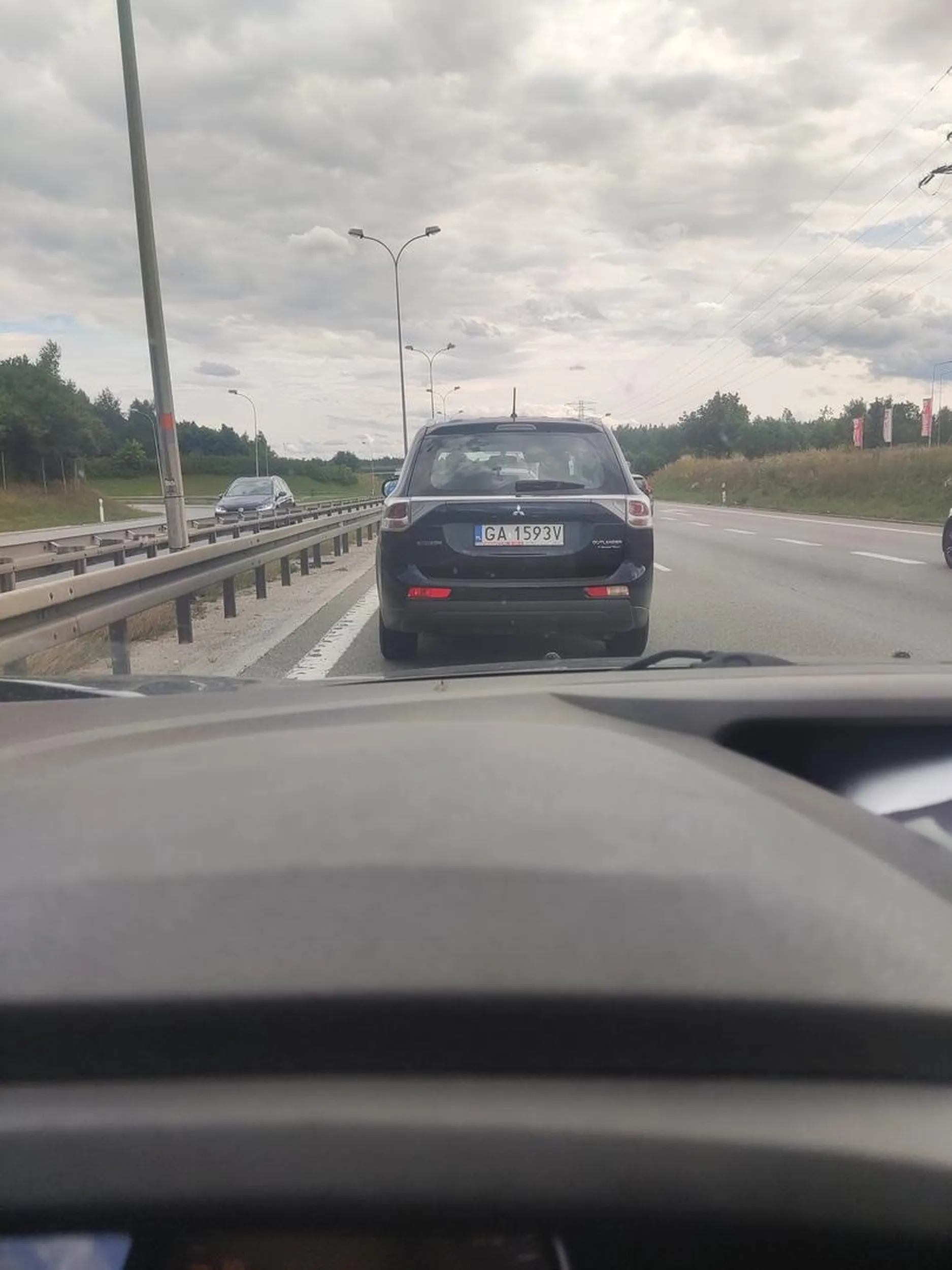 Kierowca tego samochodu bardzo nie cierpliwy wyprzedza na Hama (Obwodnica Trójmiasta)